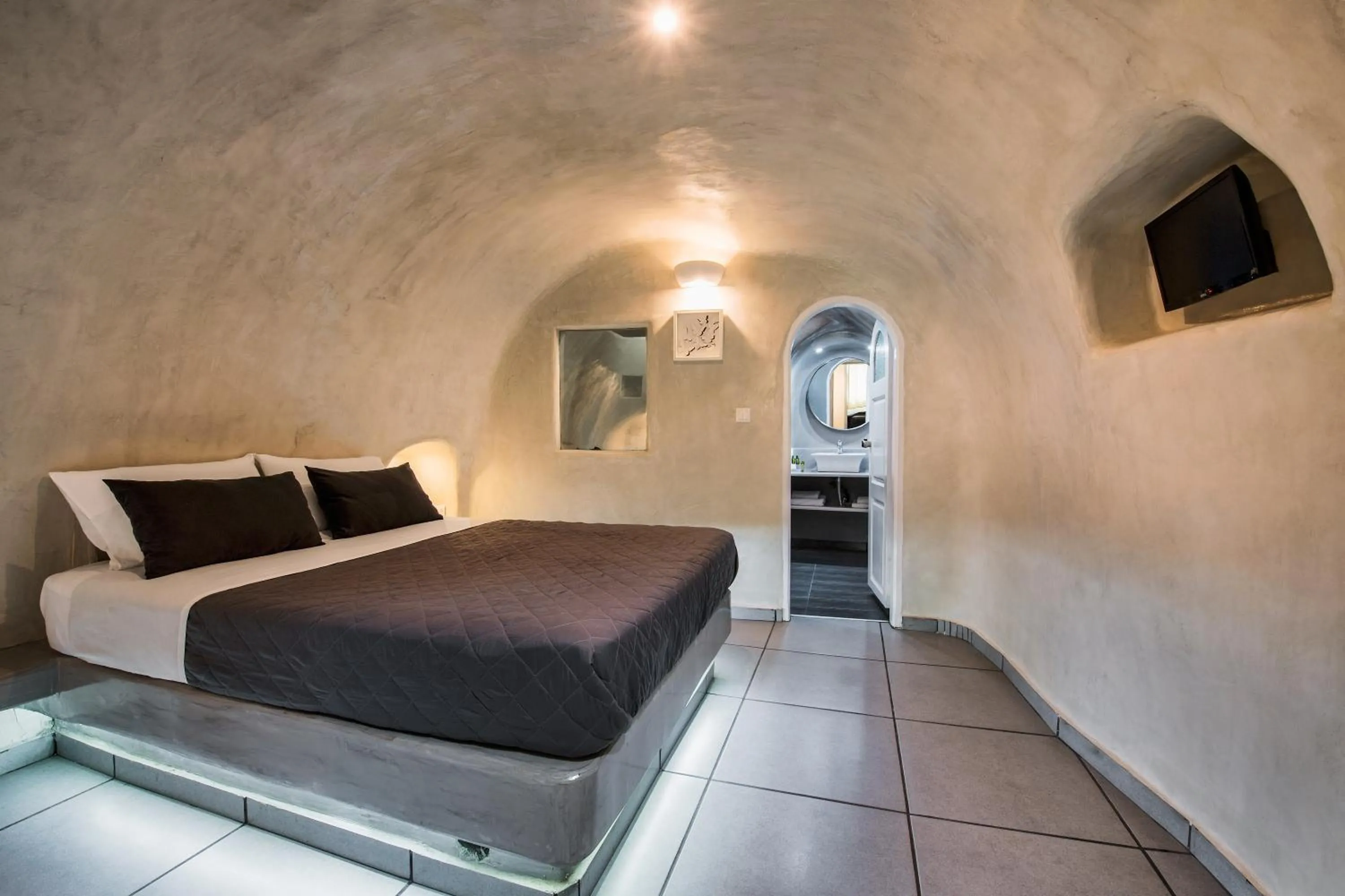 Bed in Katerina's Castle - Caldera Cave Hotel