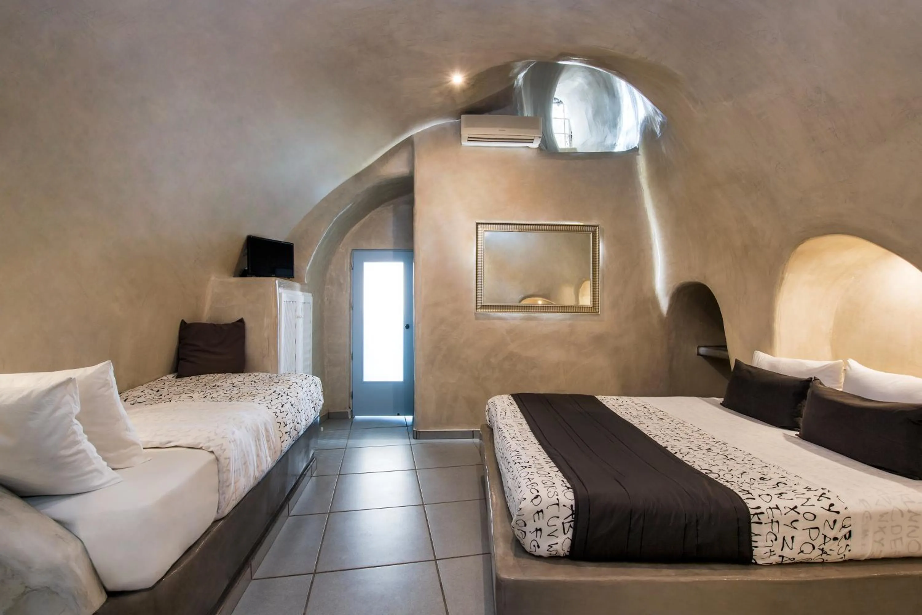 Bedroom, Bed in Katerina's Castle - Caldera Cave Hotel