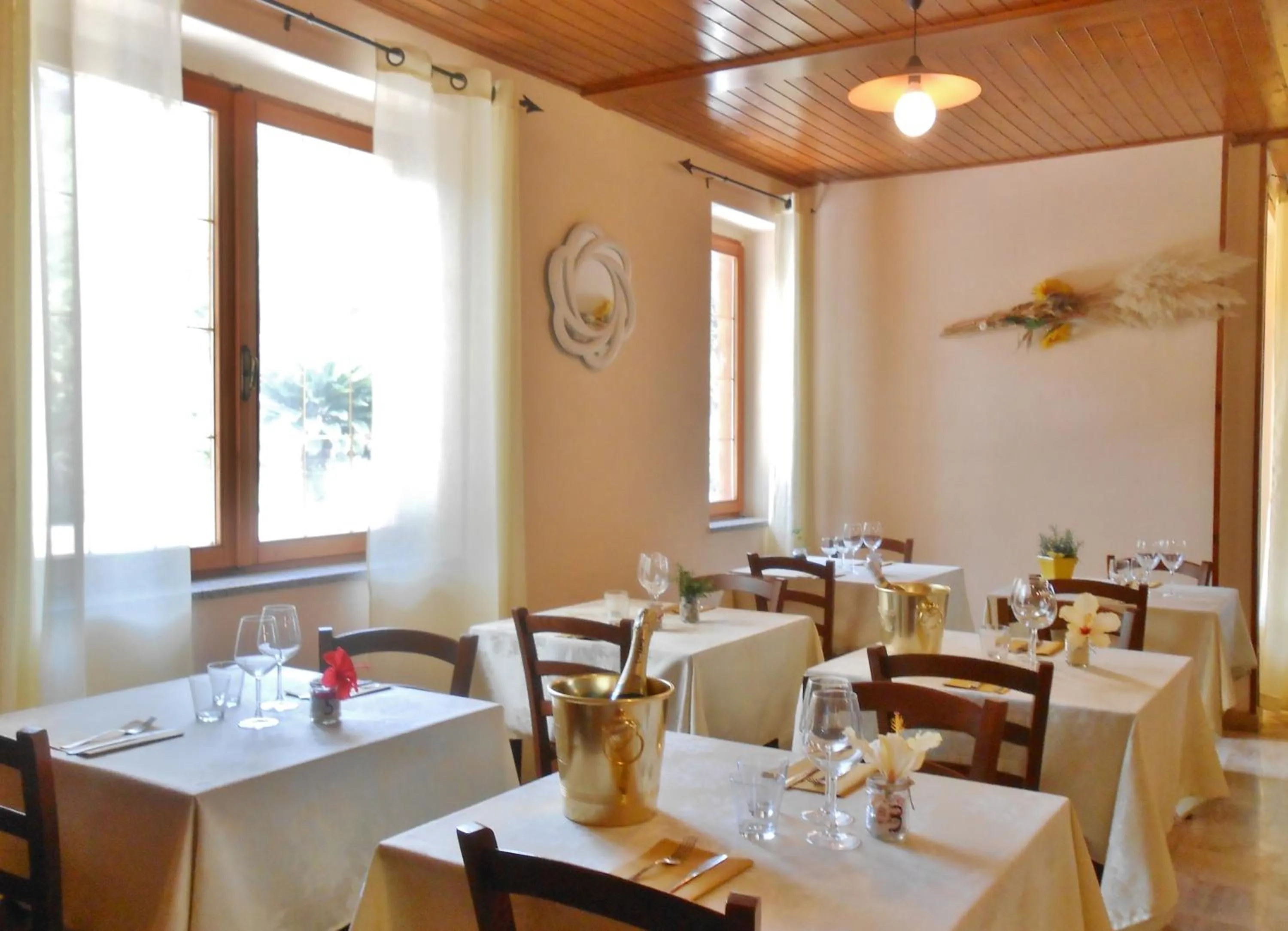 Restaurant/places to eat in Hotel Velasole
