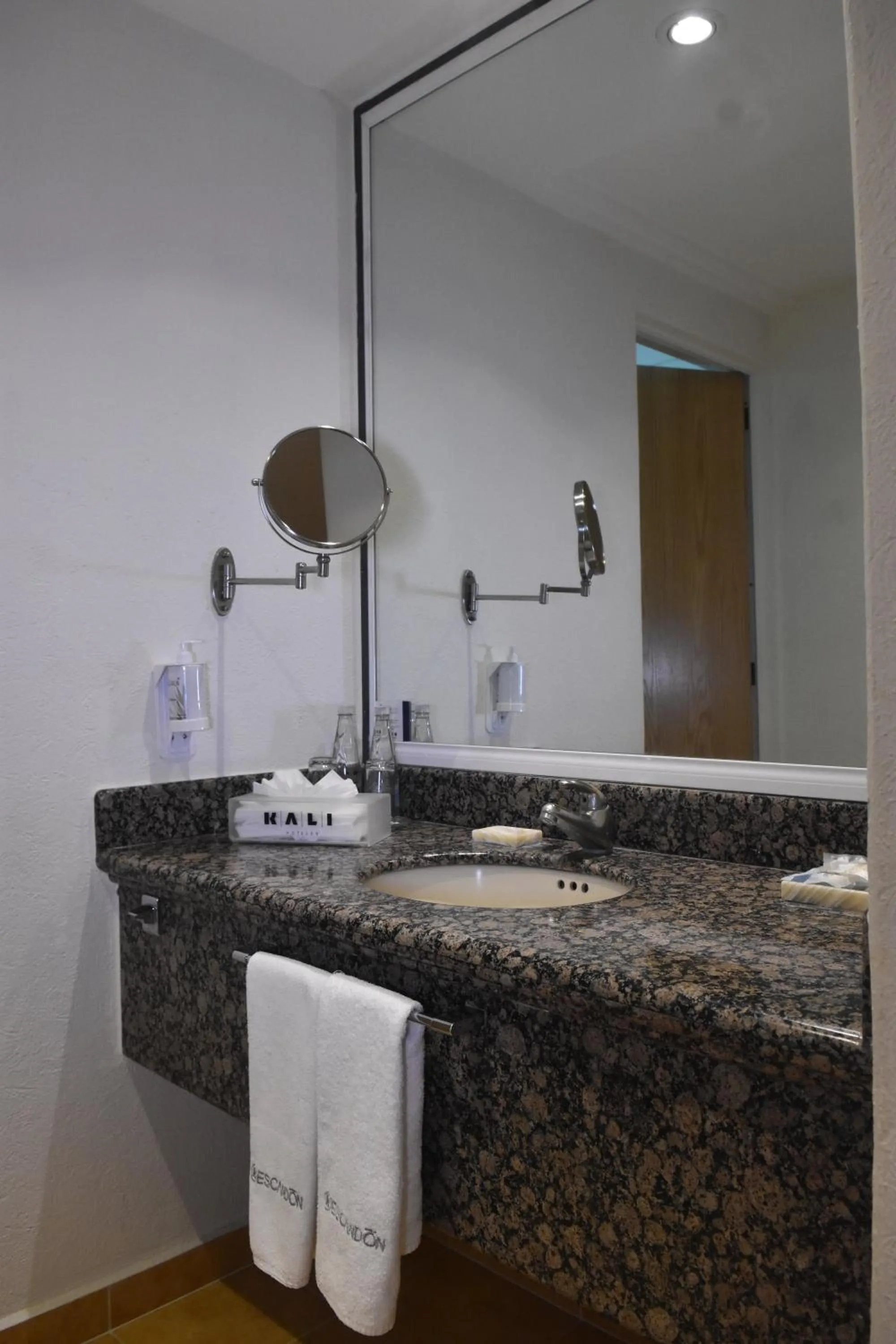 Bathroom in KALI Escandón Mexico City