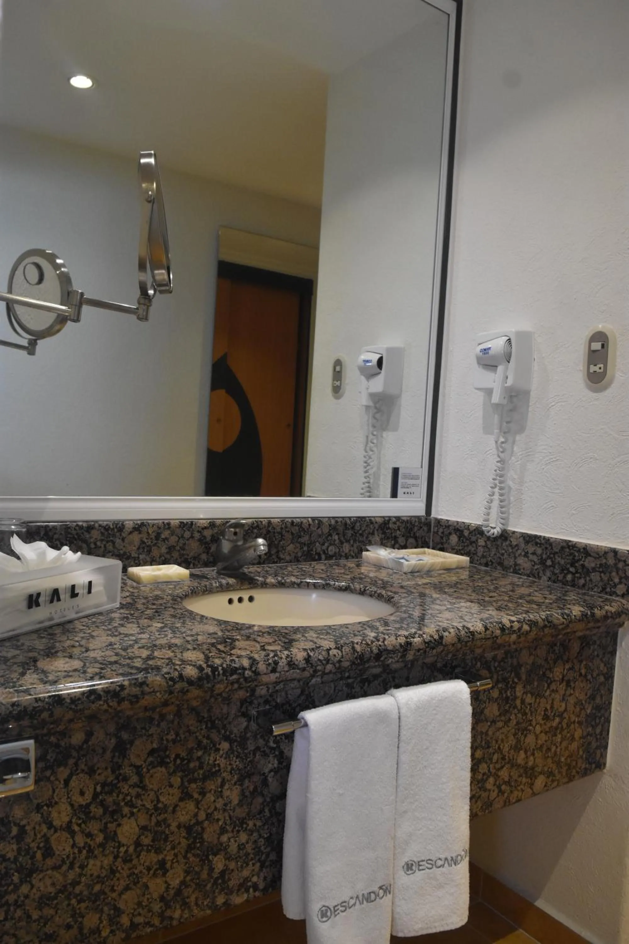 Shower in KALI Escandón Mexico City