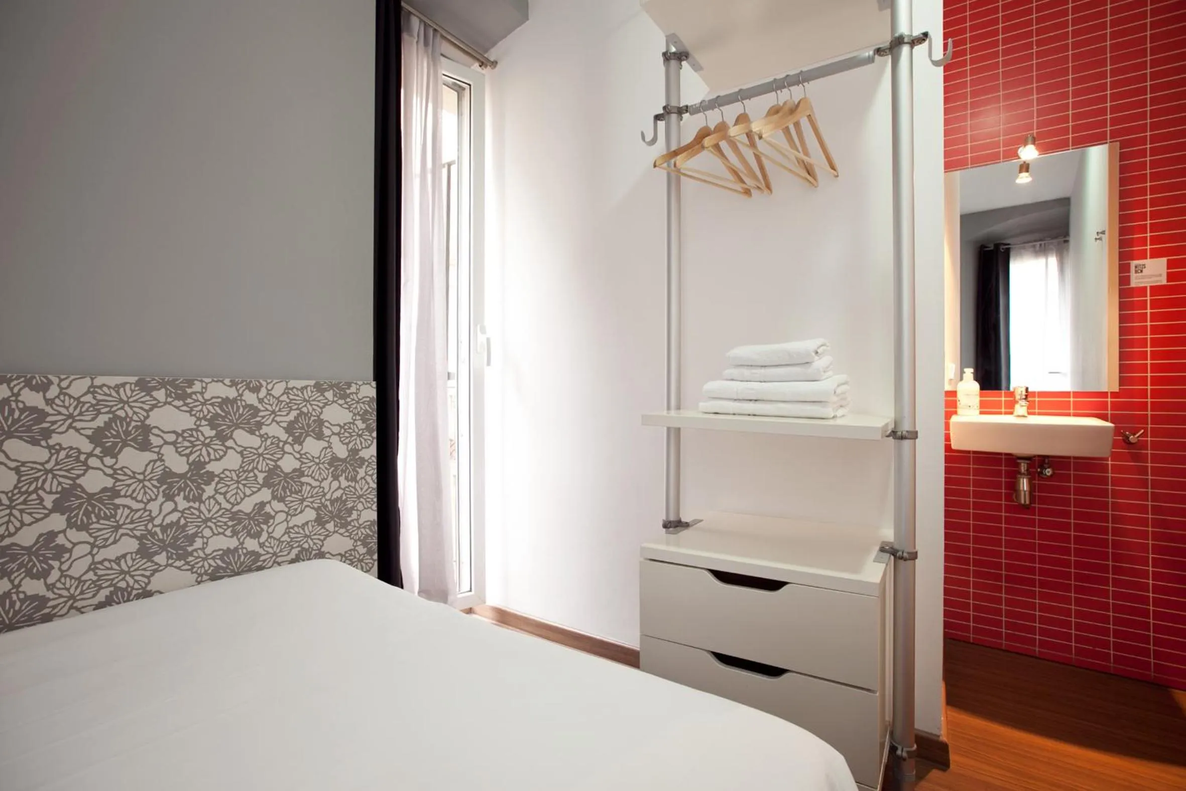 Photo of the whole room, Bed in Hostal Nitzs Bcn