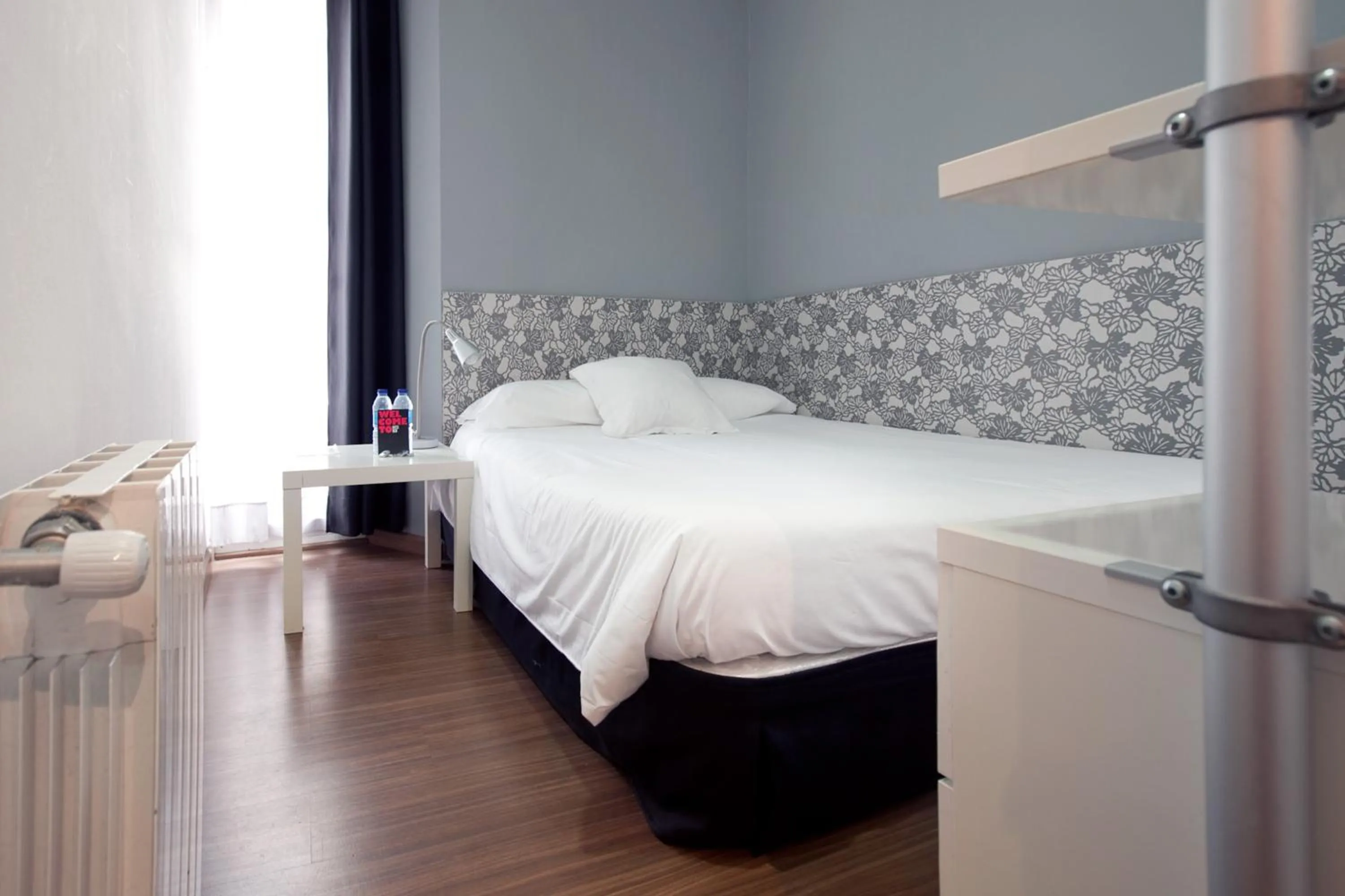 Photo of the whole room, Bed in Hostal Nitzs Bcn