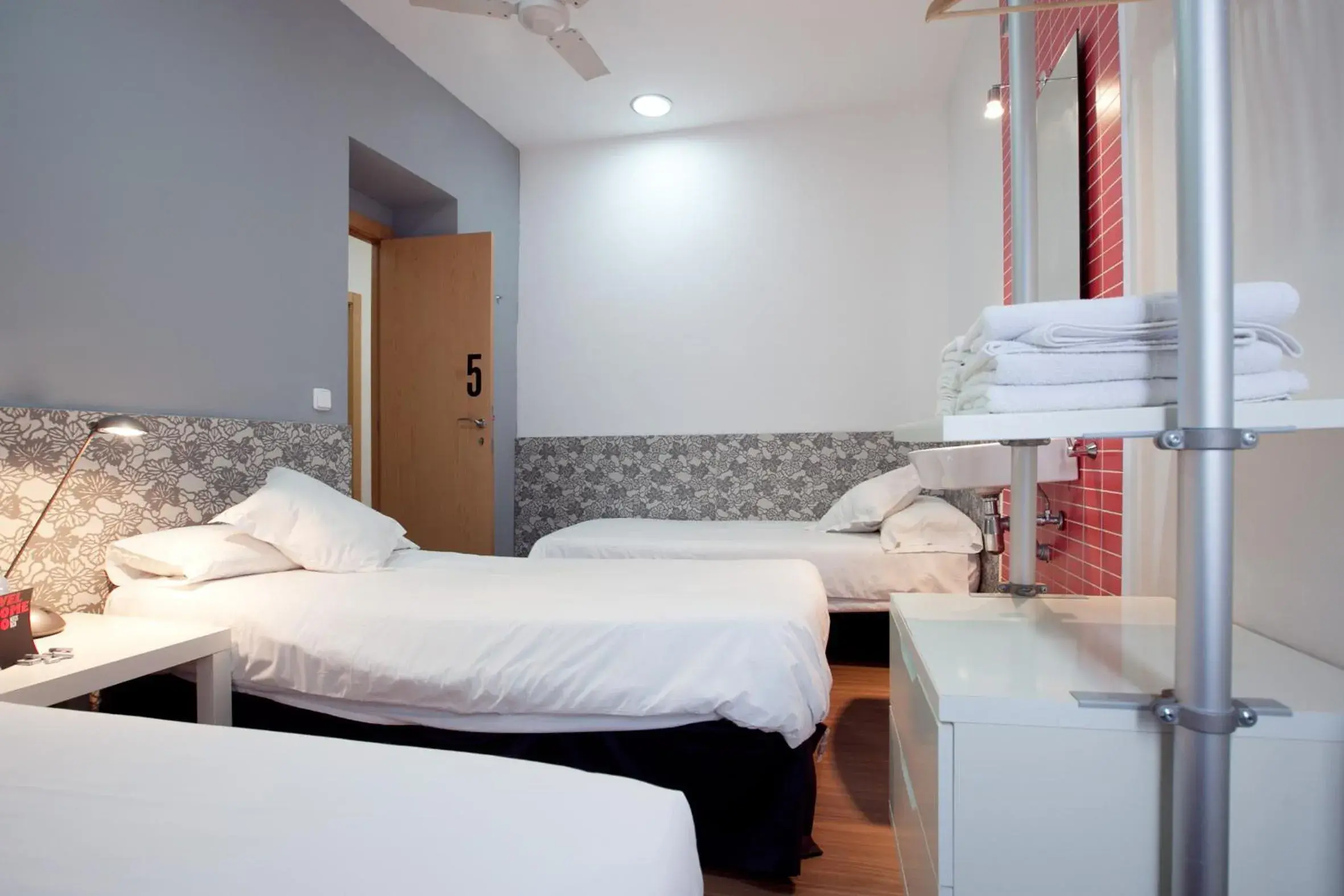 Triple Room with Shared Bathroom in Hostal Nitzs Bcn Triple Room with Shared Bathroom in Hostal Nitzs Bcn