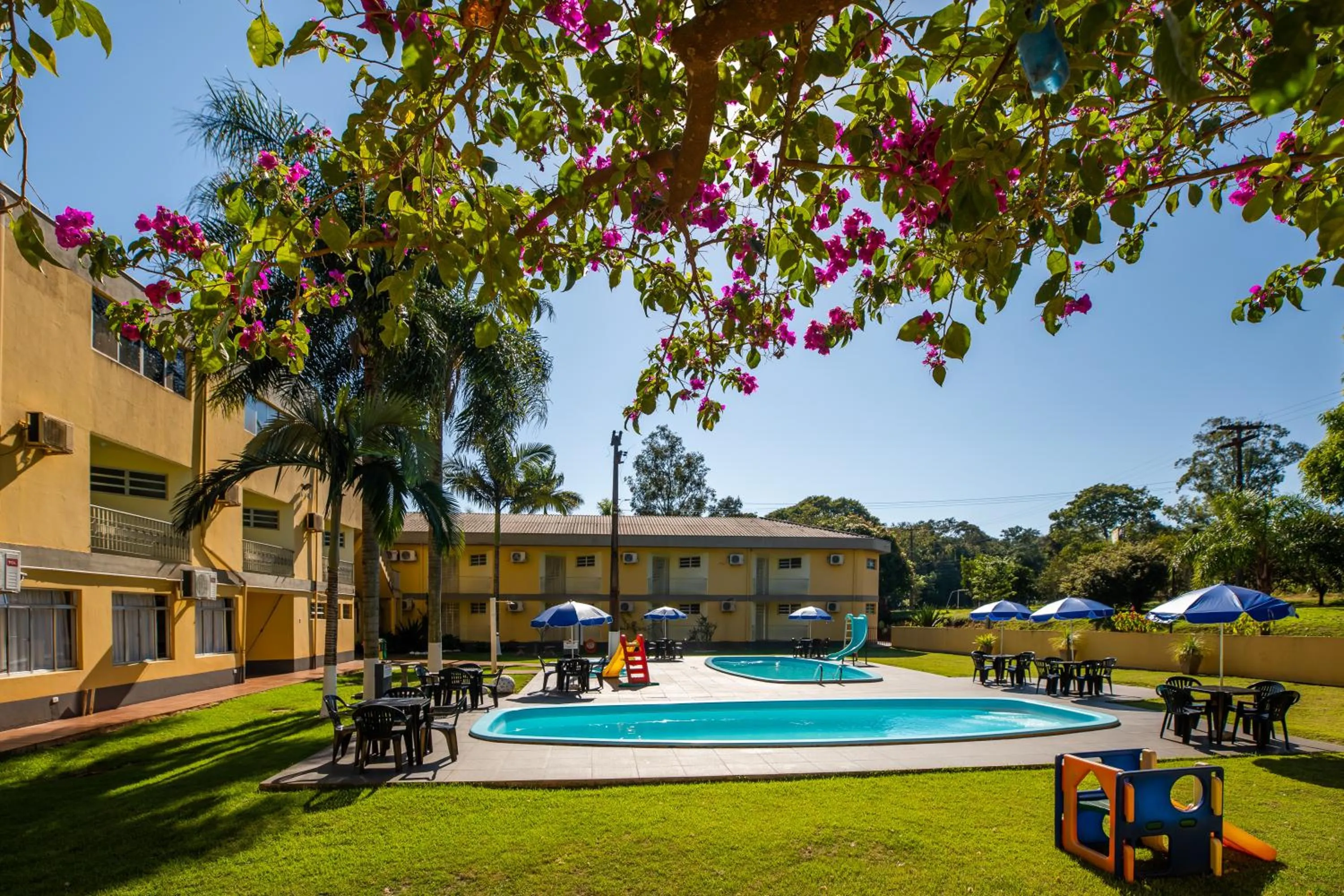 Swimming pool in Canzi Cataratas Hotel