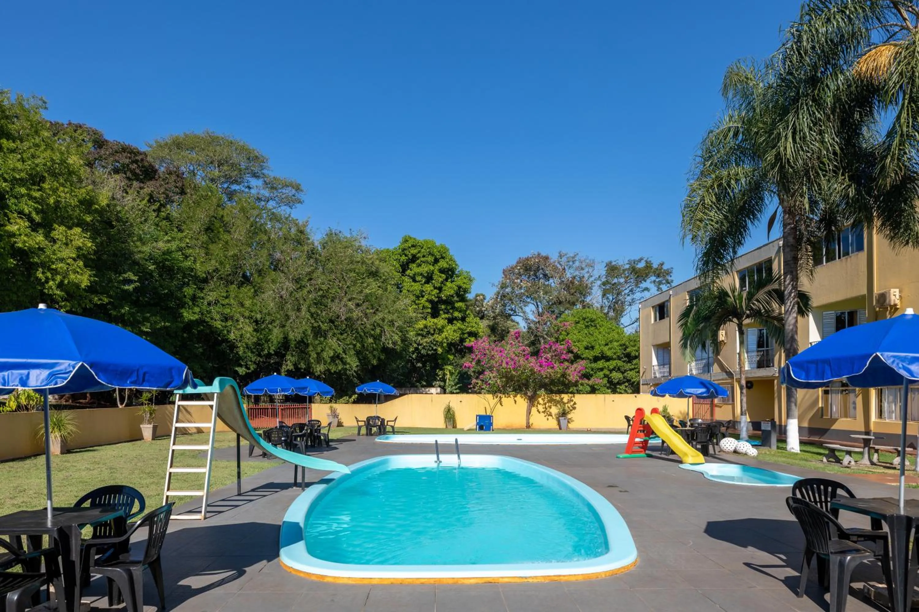 Swimming pool in Canzi Cataratas Hotel