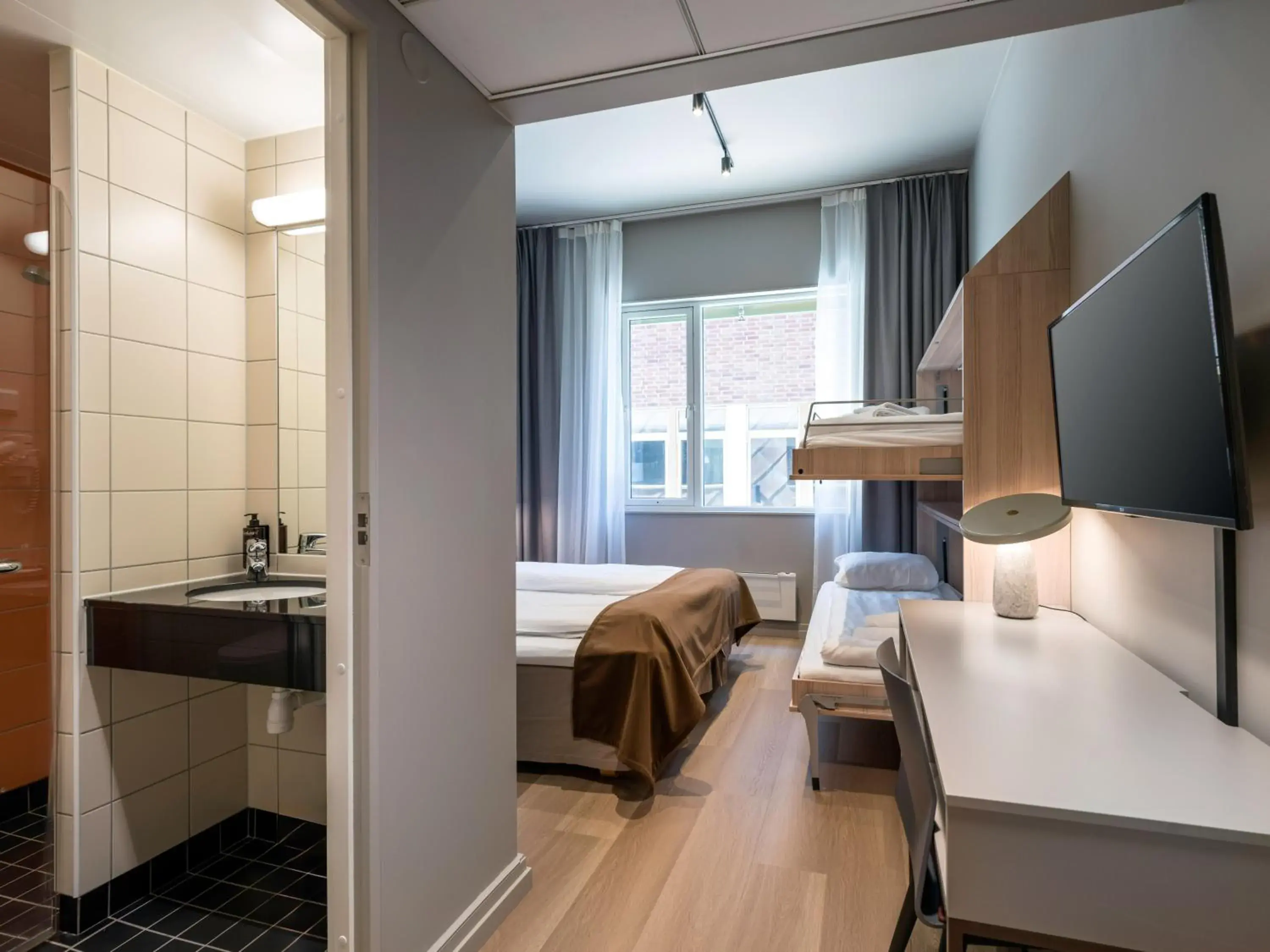 Shower, Bed in Quality Hotel Saga Shower, Bed in Quality Hotel Saga