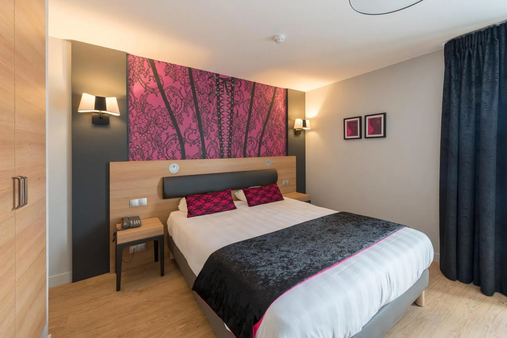 Photo of the whole room, Bed in Logis Grand Hôtel Des Bains