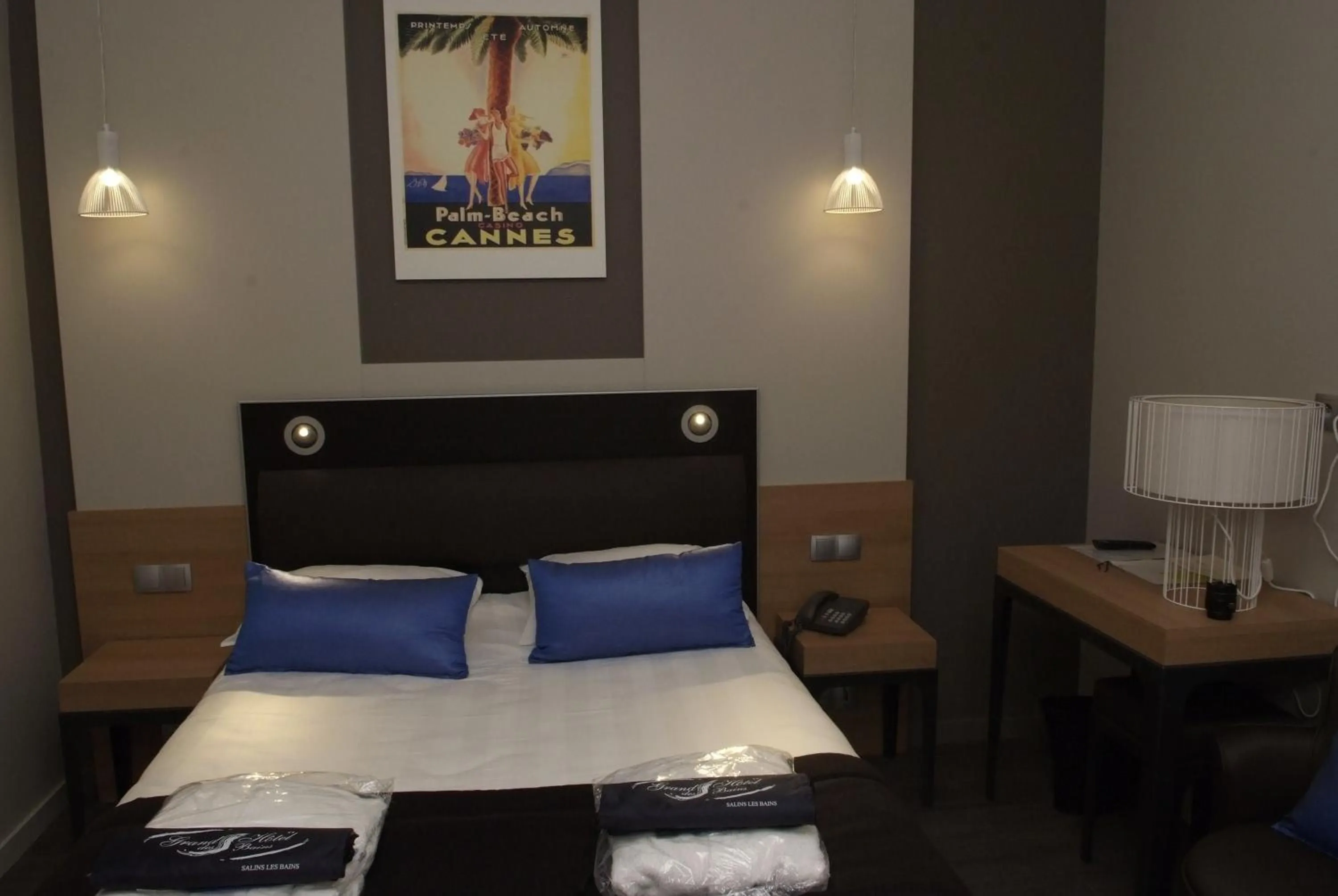 Bed in Logis Grand Hôtel Des Bains