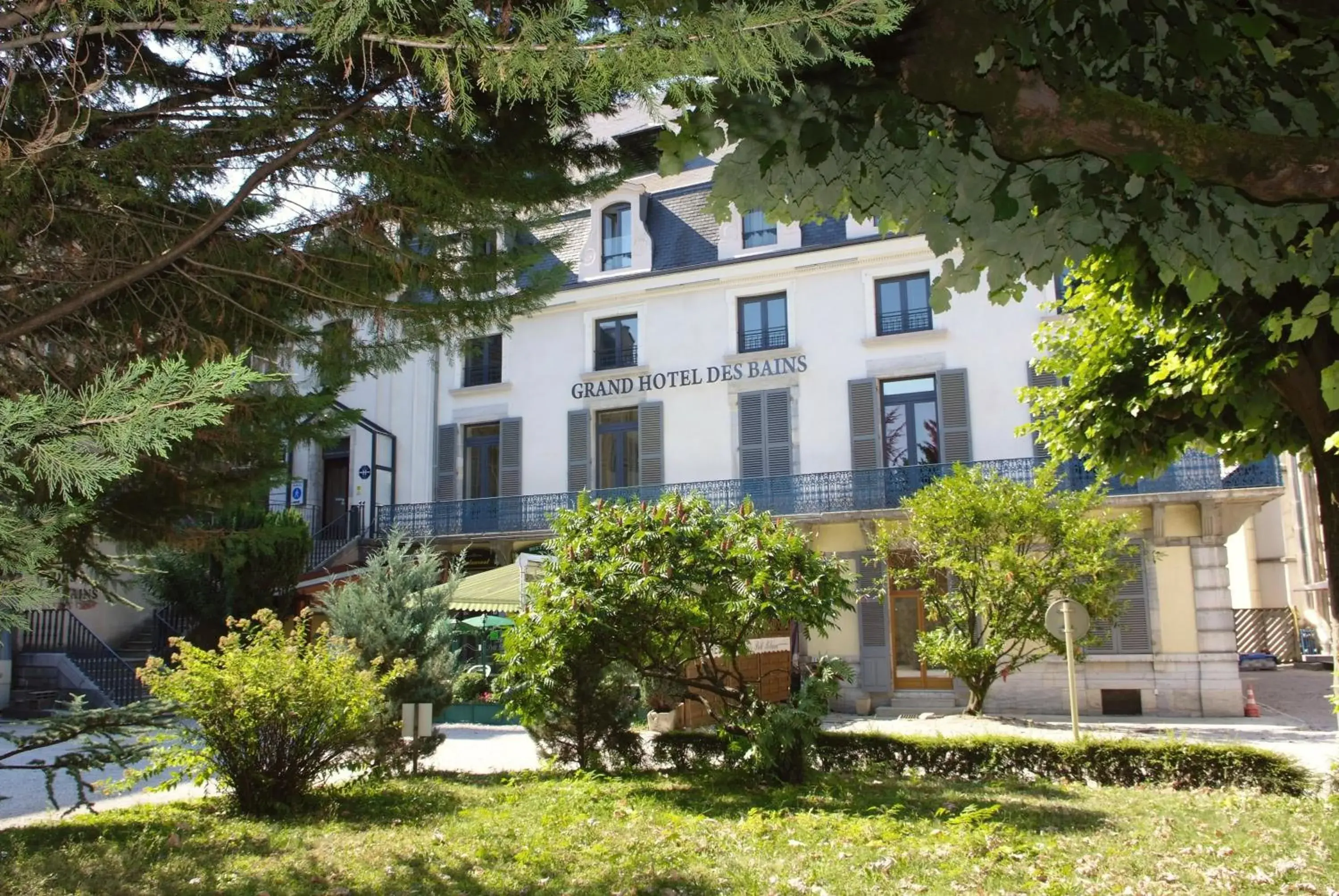 Facade/entrance in Logis Grand Hôtel Des Bains Facade/entrance in Logis Grand Hôtel Des Bains