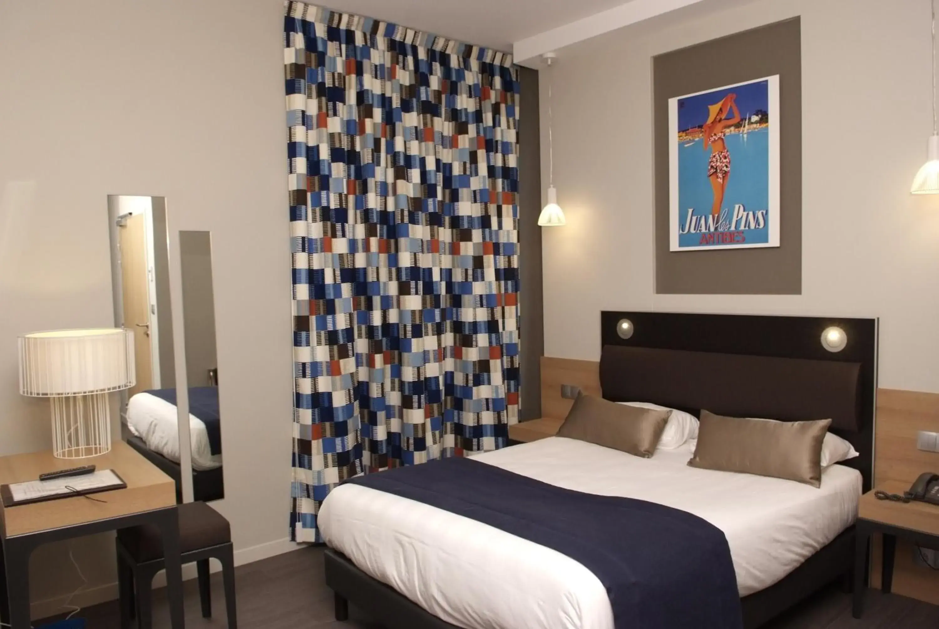 Photo of the whole room, Bed in Logis Grand Hôtel Des Bains Photo of the whole room, Bed in Logis Grand Hôtel Des Bains