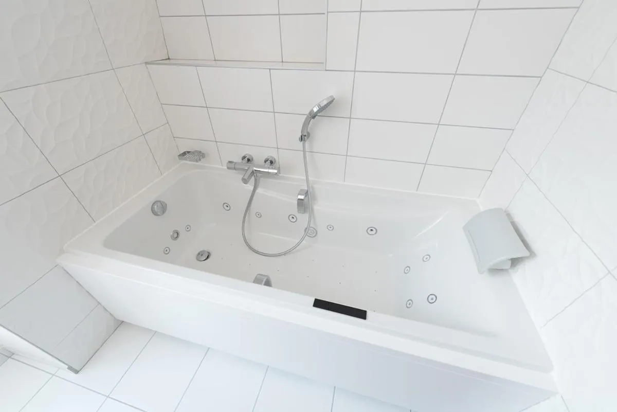 Hot Tub in Logis Grand Hôtel Des Bains