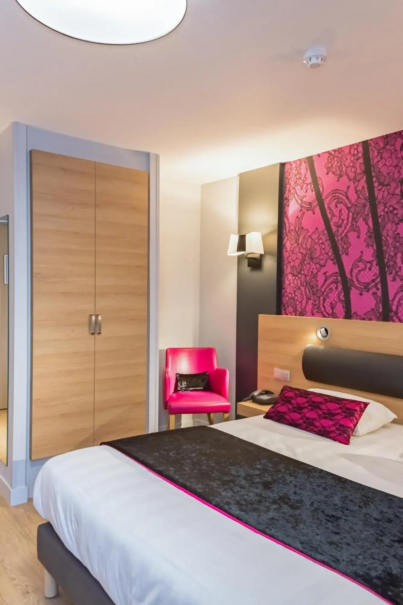 Superior Double Room with Spa Bath - single occupancy in Logis Grand Hôtel Des Bains Superior Double Room with Spa Bath - single occupancy in Logis Grand Hôtel Des Bains