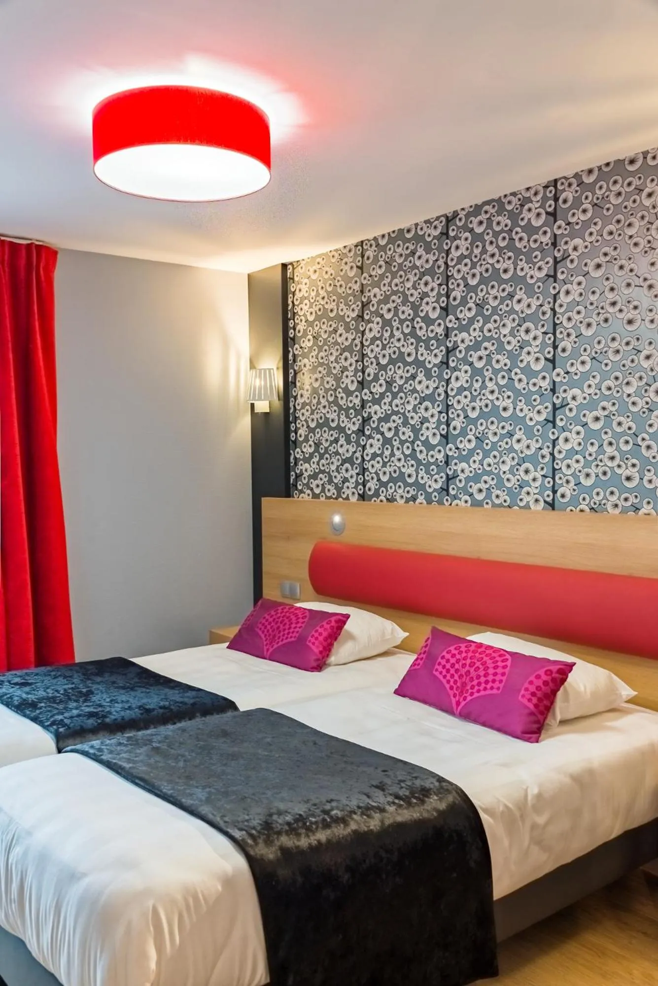 Bed in Logis Grand Hôtel Des Bains