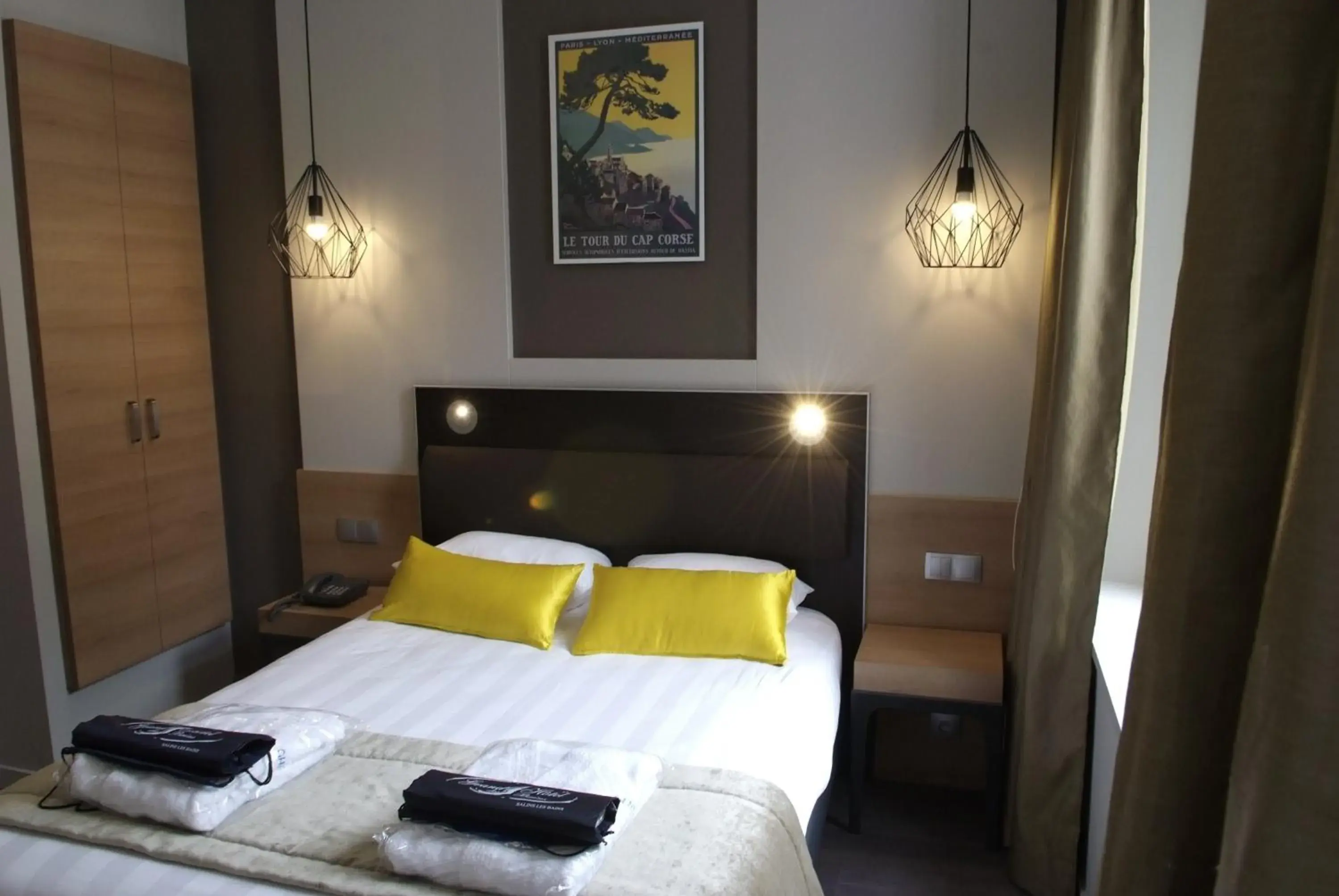 Bed in Logis Grand Hôtel Des Bains Bed in Logis Grand Hôtel Des Bains