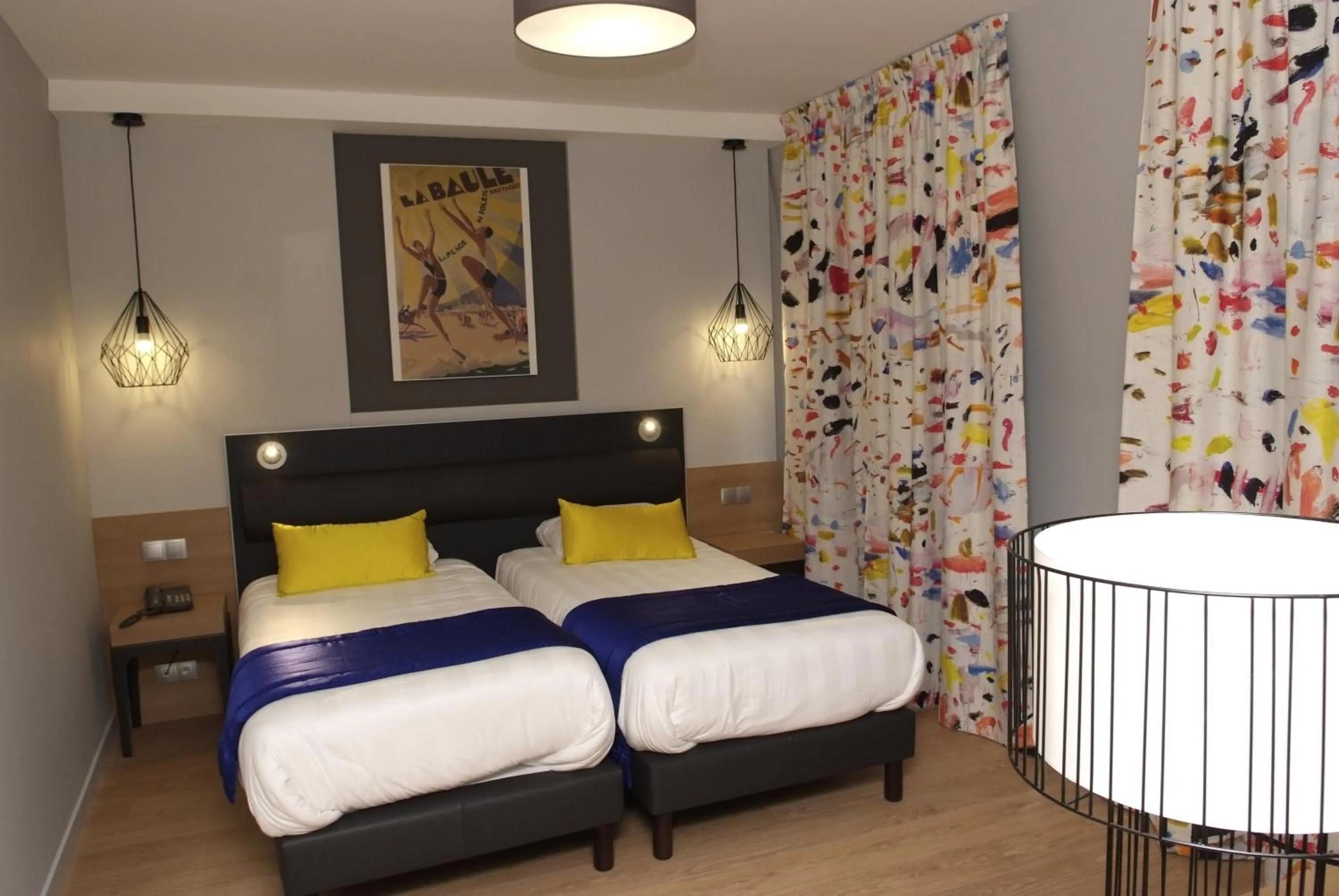 Photo of the whole room, Bed in Logis Grand Hôtel Des Bains