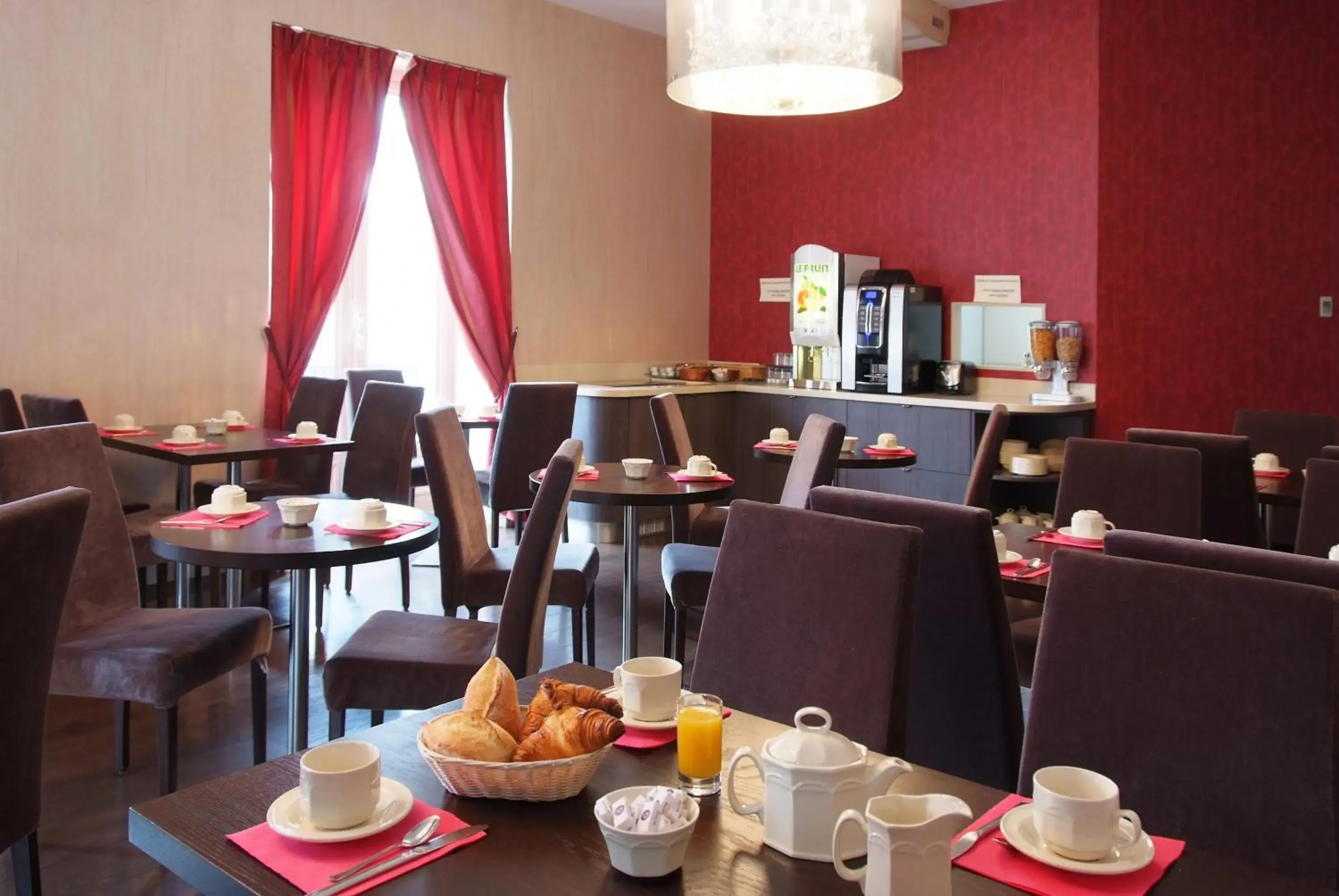 Restaurant/places to eat in Logis Grand Hôtel Des Bains Restaurant/places to eat in Logis Grand Hôtel Des Bains