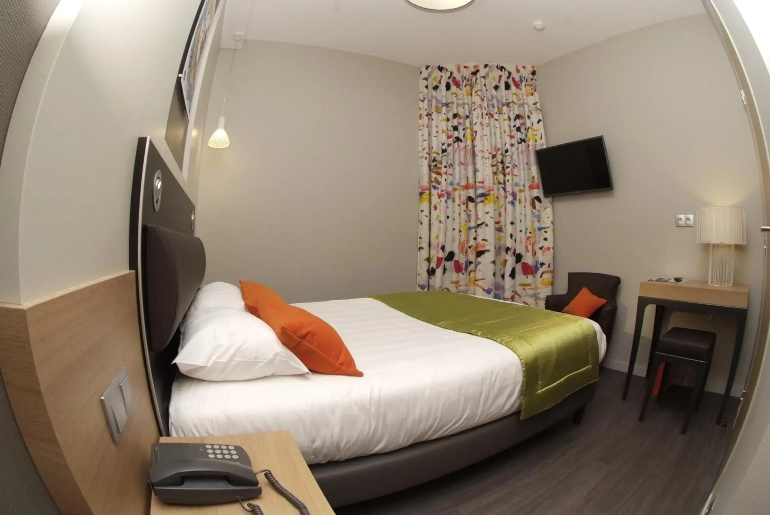 Double Room in Logis Grand Hôtel Des Bains Double Room in Logis Grand Hôtel Des Bains