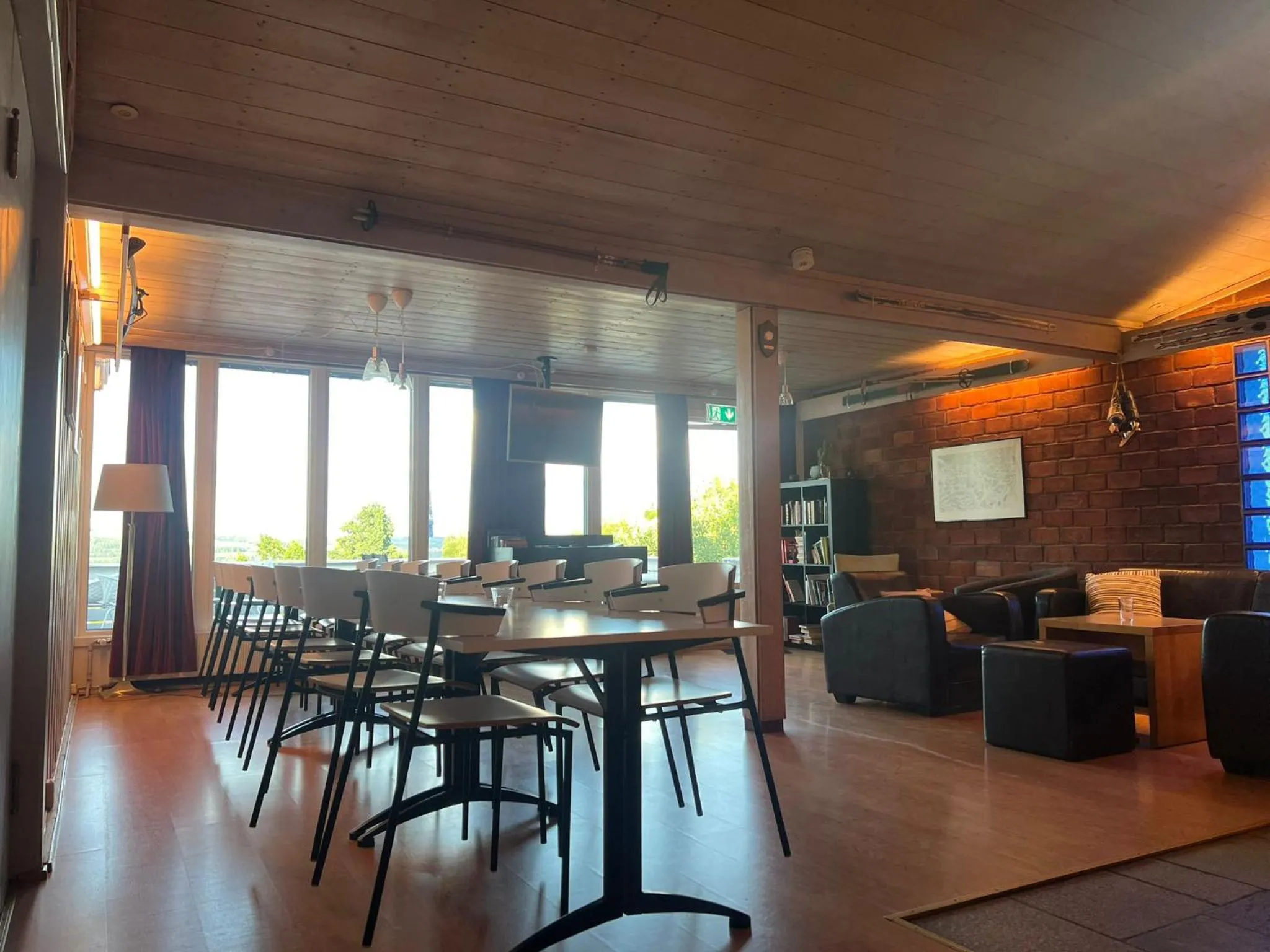 Communal lounge/ TV room in Gjøvik Hovdetun Hostel