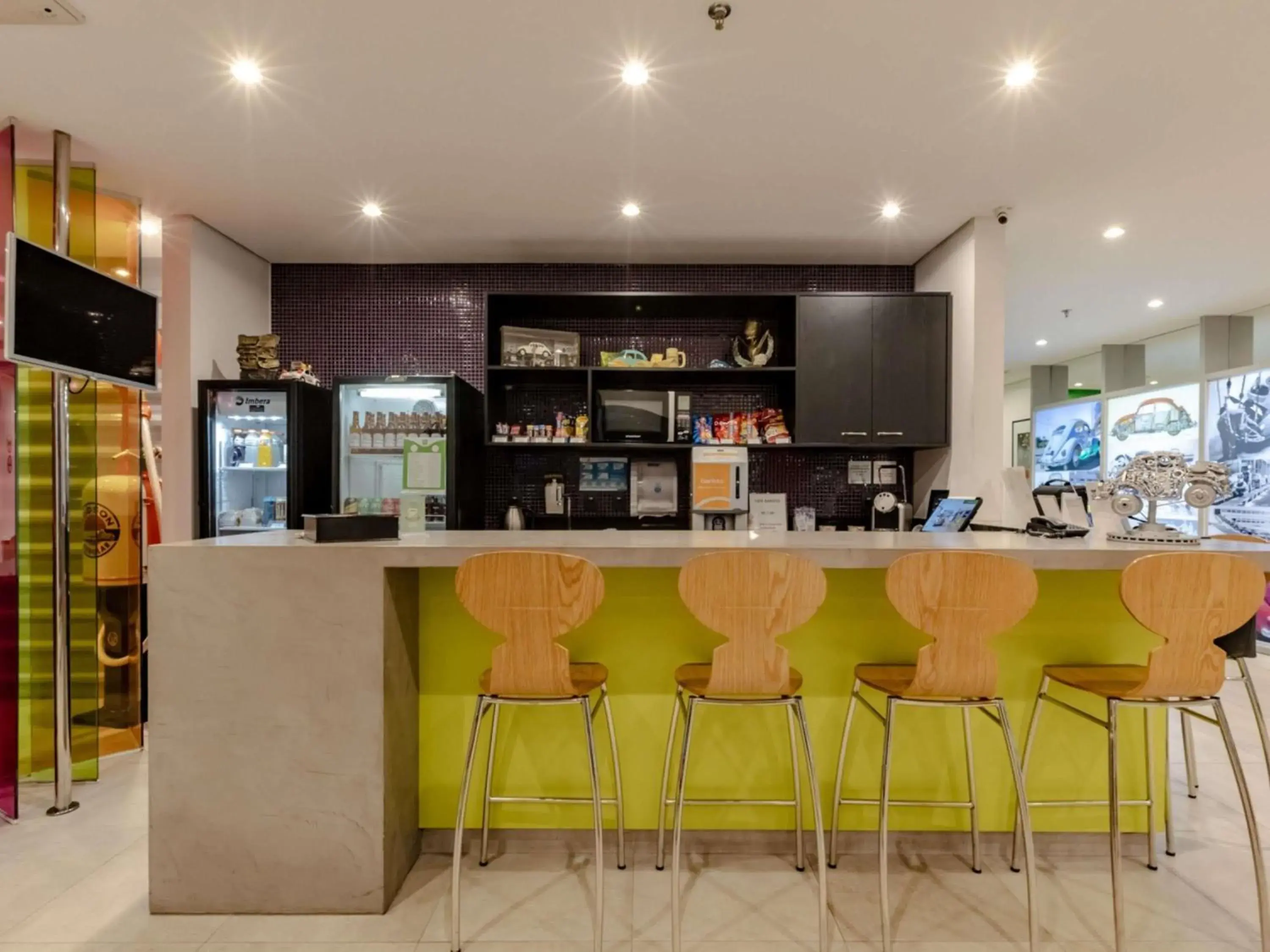 Lounge or bar in Ibis Styles Balneário Camboriú - 1 Quadra do Mar Lounge or bar in Ibis Styles Balneário Camboriú - 1 Quadra do Mar