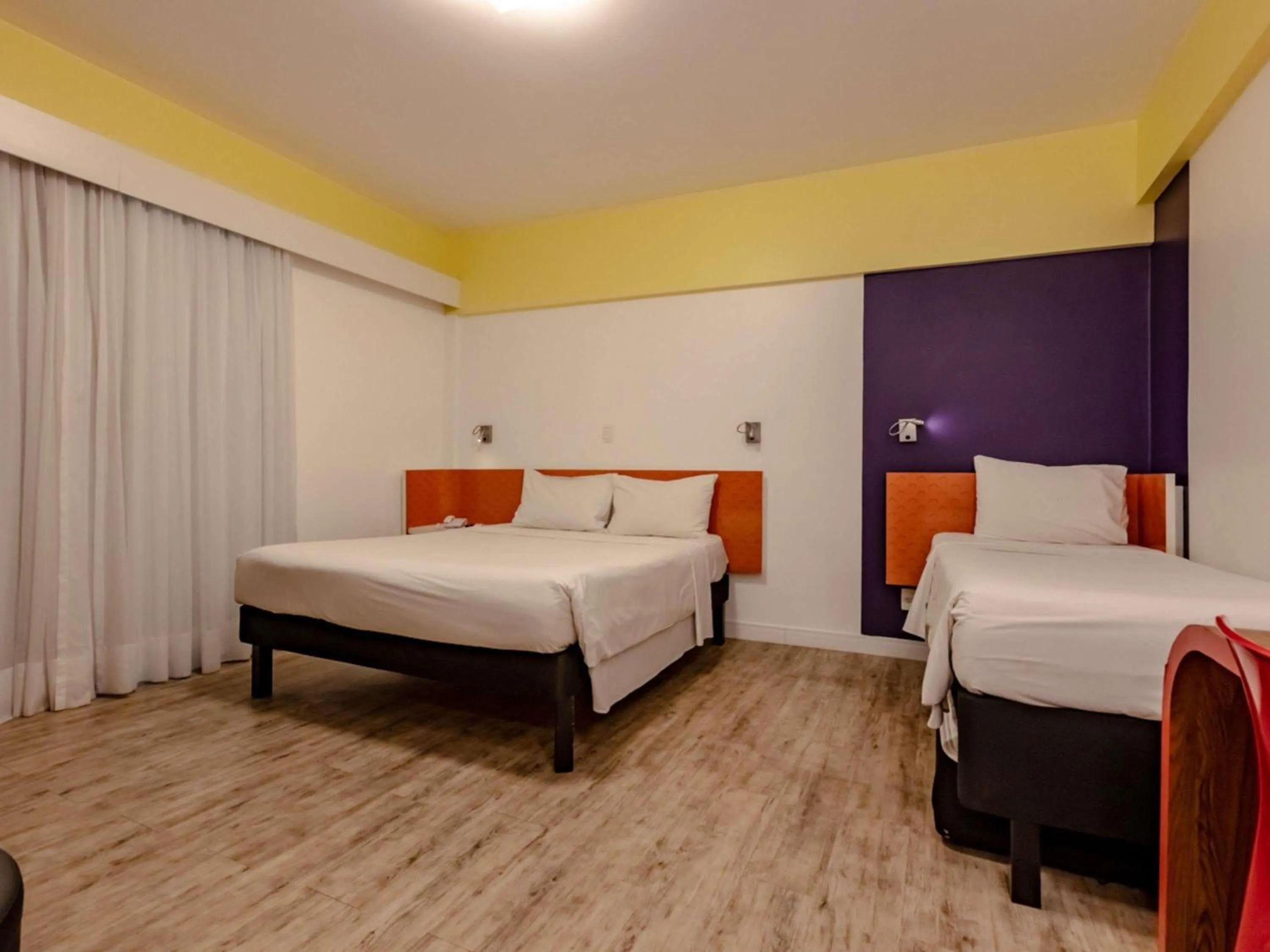 Bedroom, Bed in Ibis Styles Balneário Camboriú - 1 Quadra do Mar