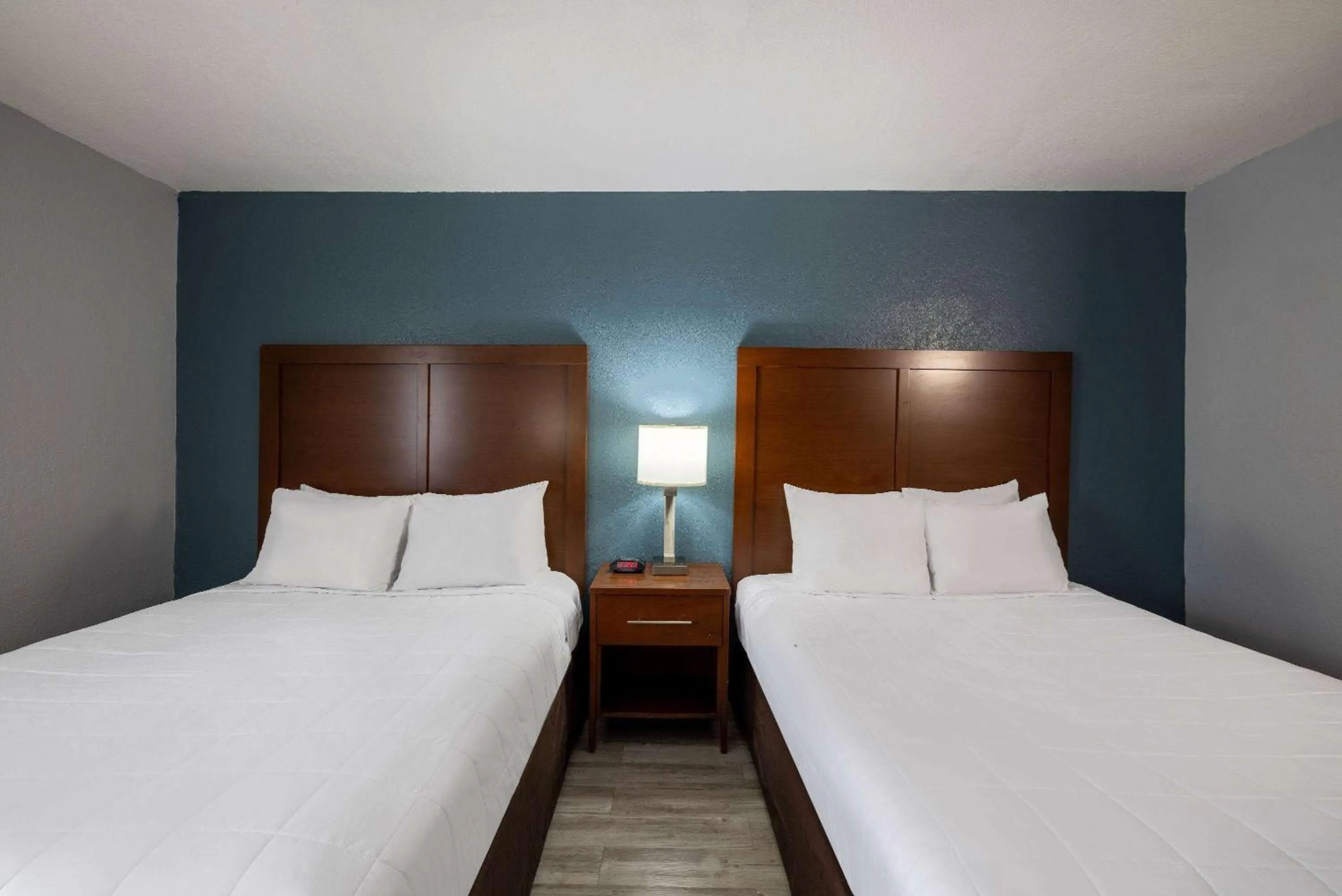 Photo of the whole room in Travelodge by Wyndham Brooklyn Center