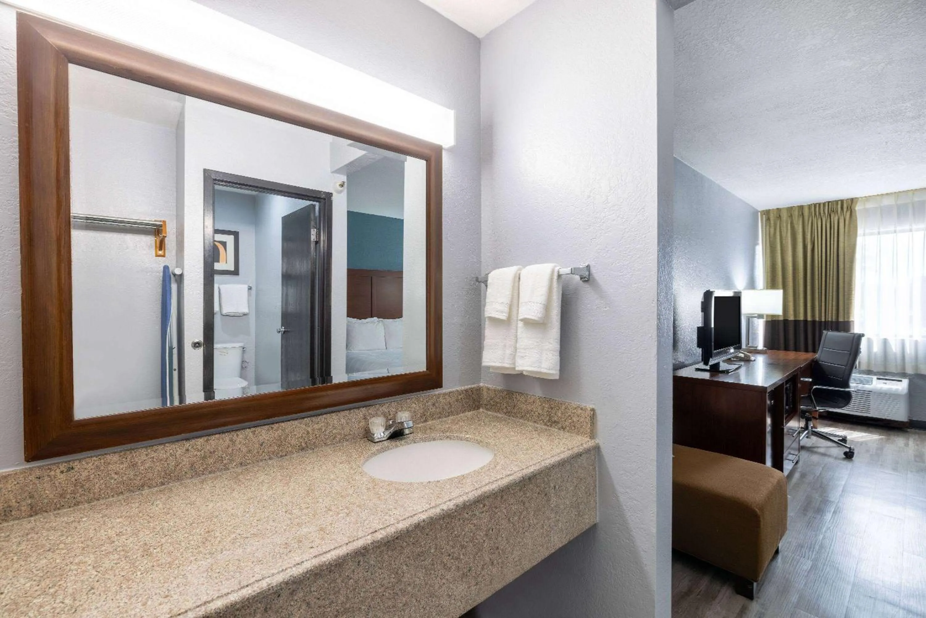 TV and multimedia in Travelodge by Wyndham Brooklyn Center