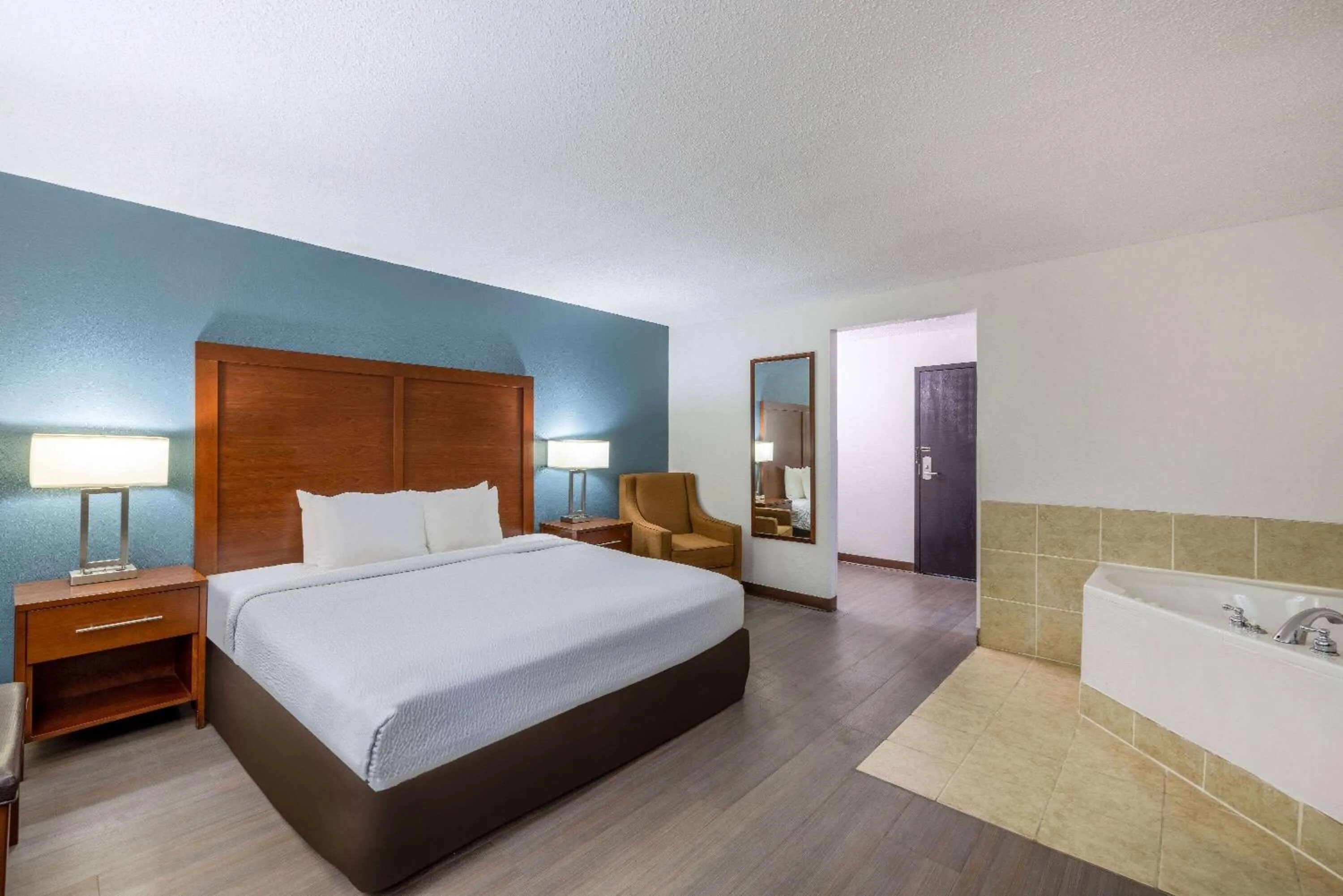 Photo of the whole room in Travelodge by Wyndham Brooklyn Center