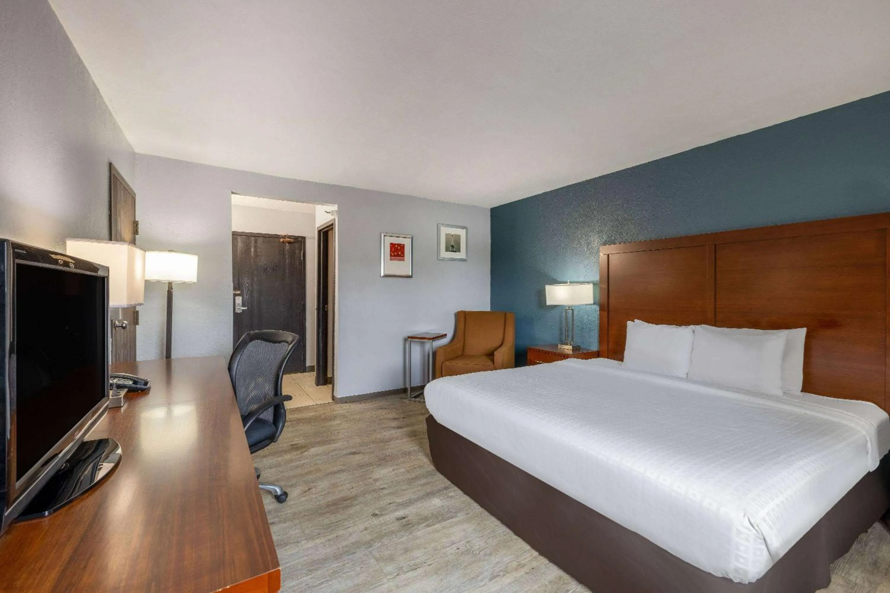 Photo of the whole room in Travelodge by Wyndham Brooklyn Center