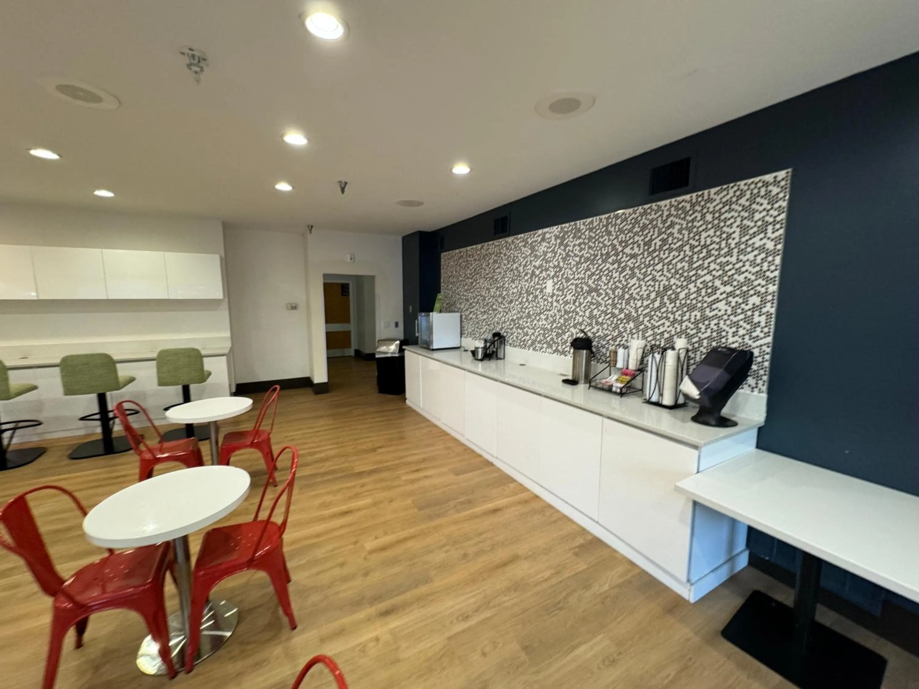 Breakfast in Extended Stay America Premier Suites - Portland - North