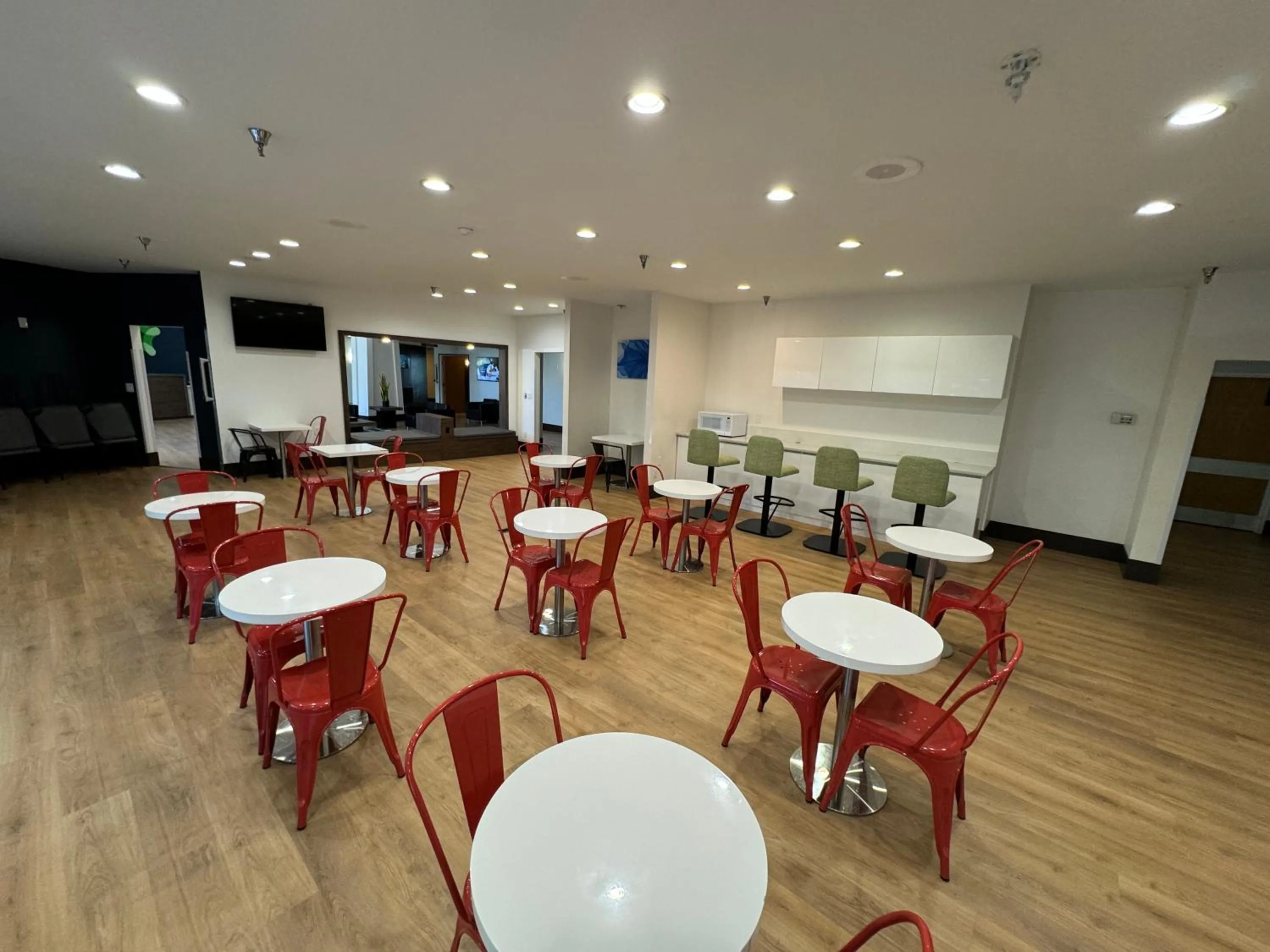 Seating area in Extended Stay America Premier Suites - Portland - North