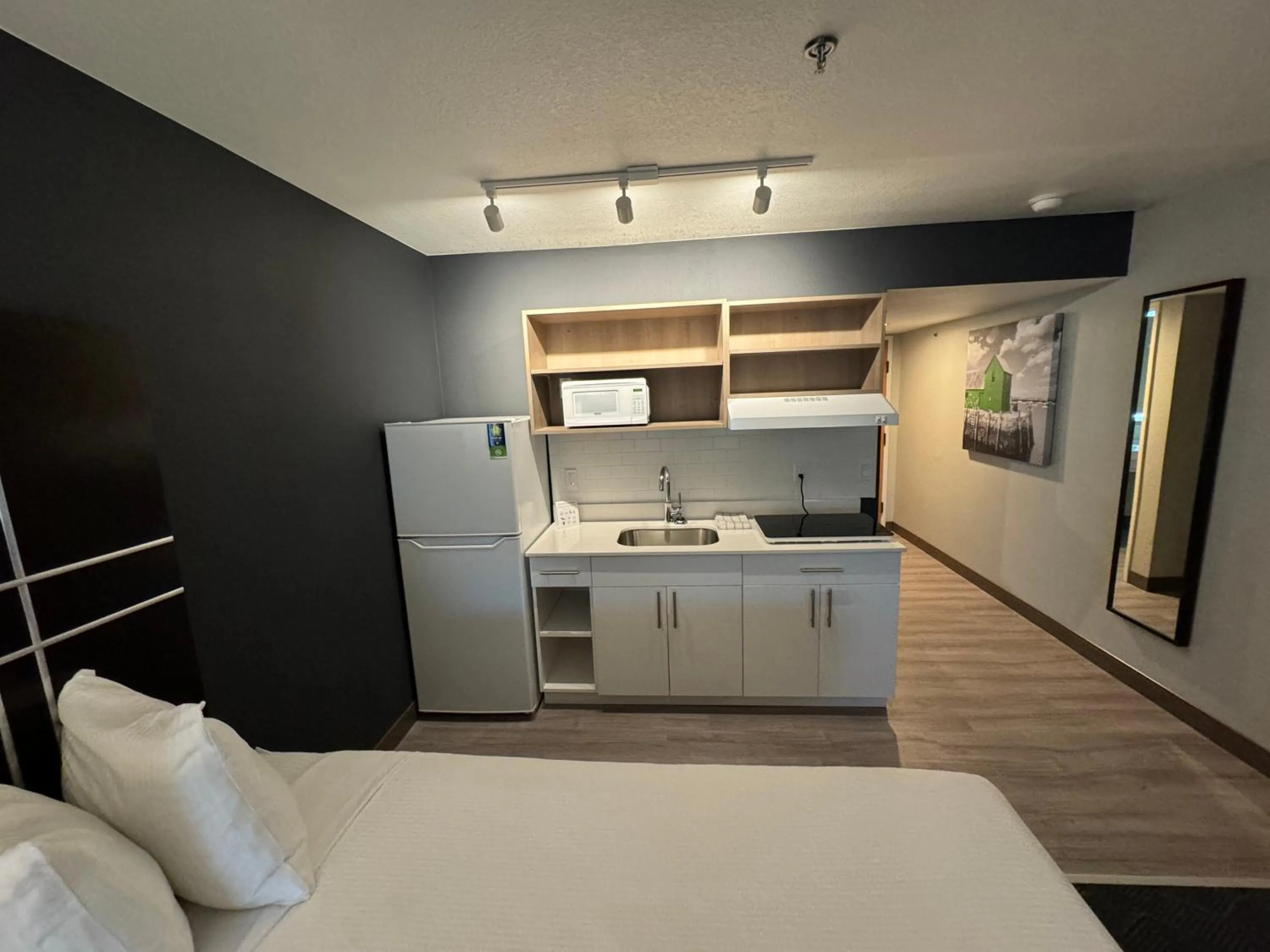 Kitchen or kitchenette, Bed in Extended Stay America Premier Suites - Portland - North