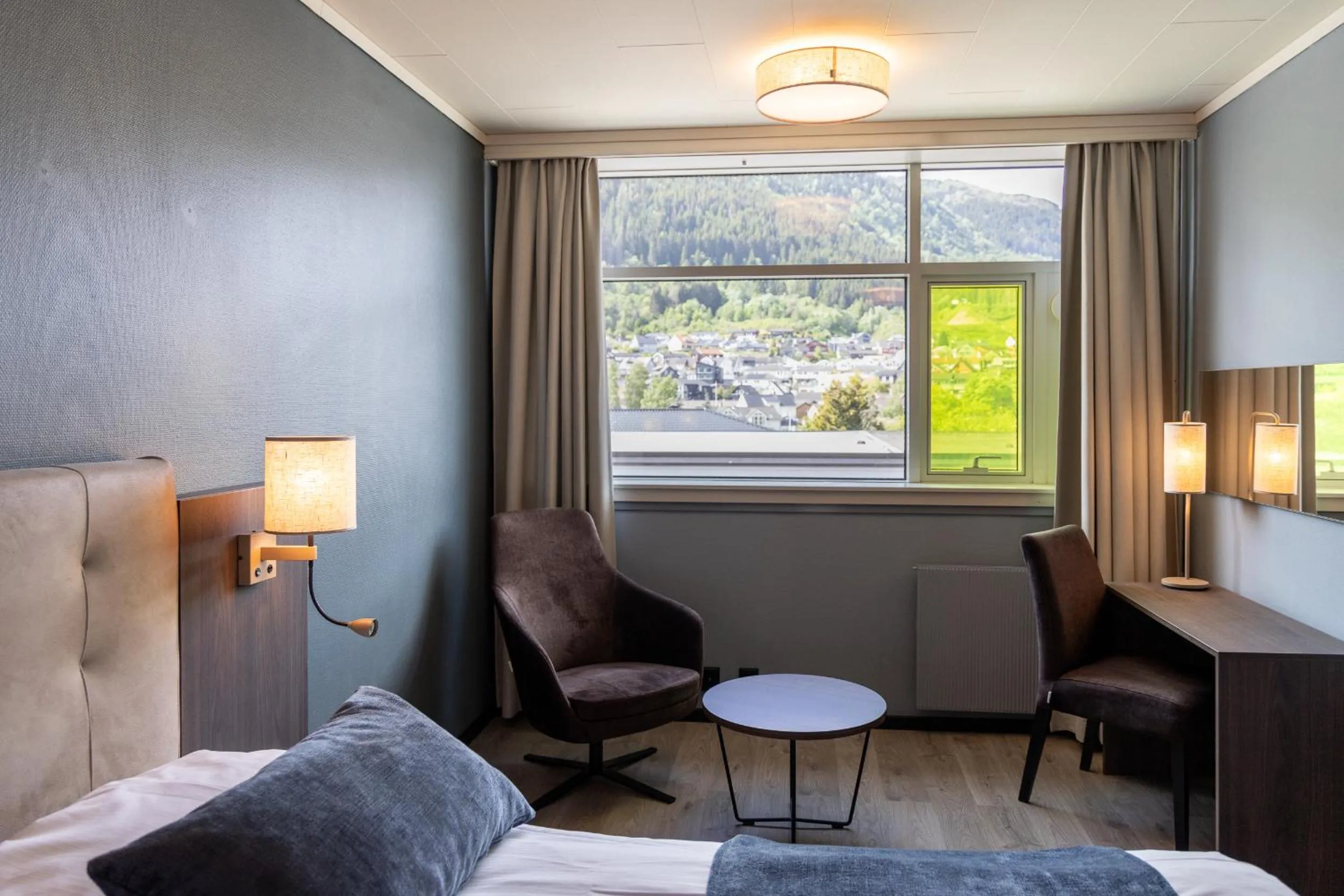 Property building, Bed in Quality Hotel Sogndal