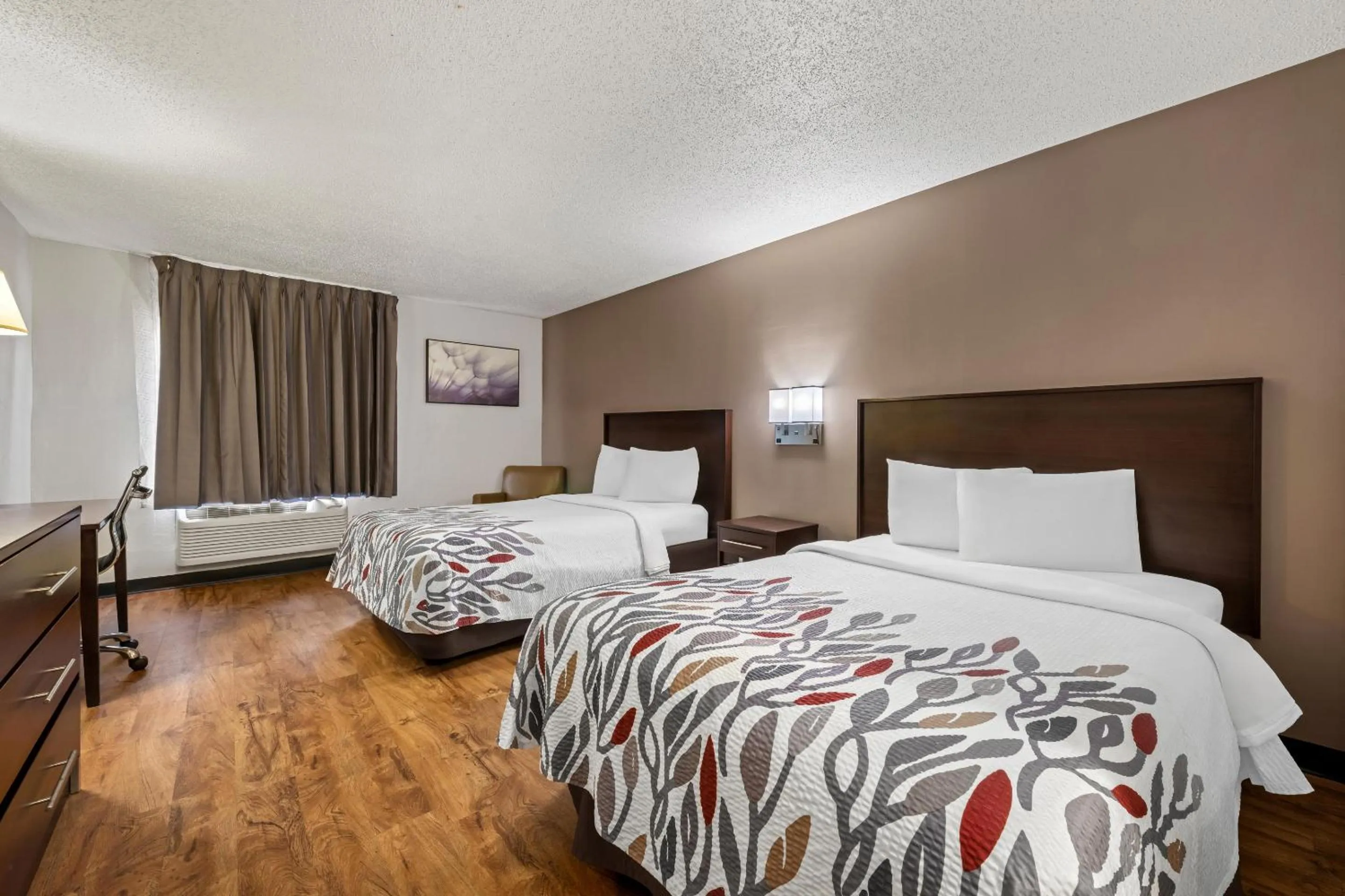 Photo of the whole room, Bed in Red Roof Inn Charlotte - University