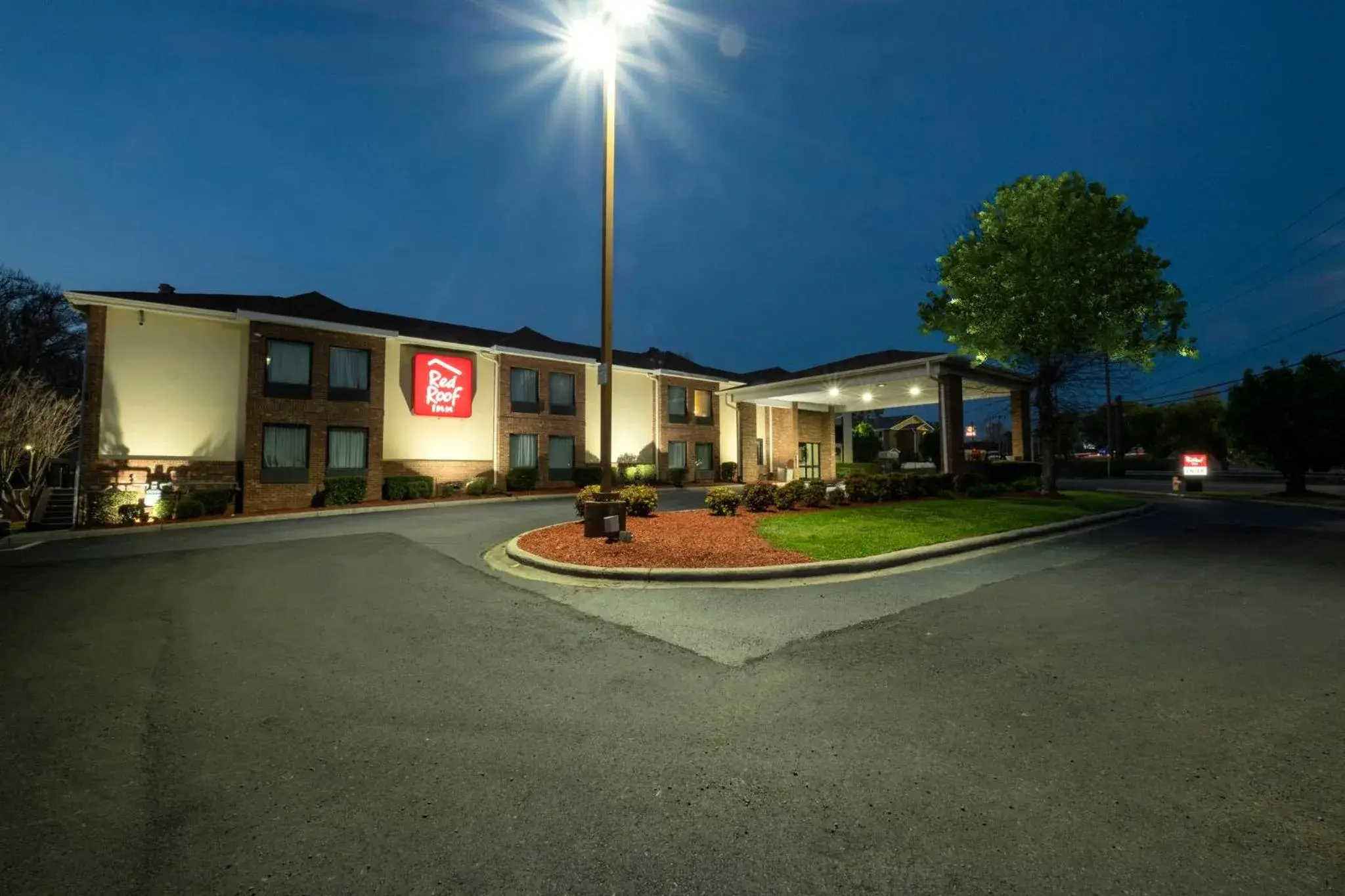 Property building in Red Roof Inn Charlotte - University Property building in Red Roof Inn Charlotte - University