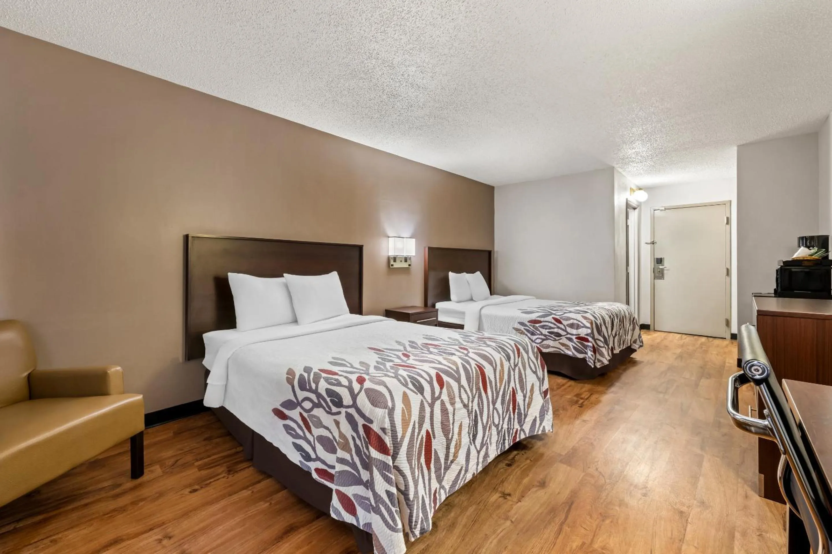 Photo of the whole room, Bed in Red Roof Inn Charlotte - University