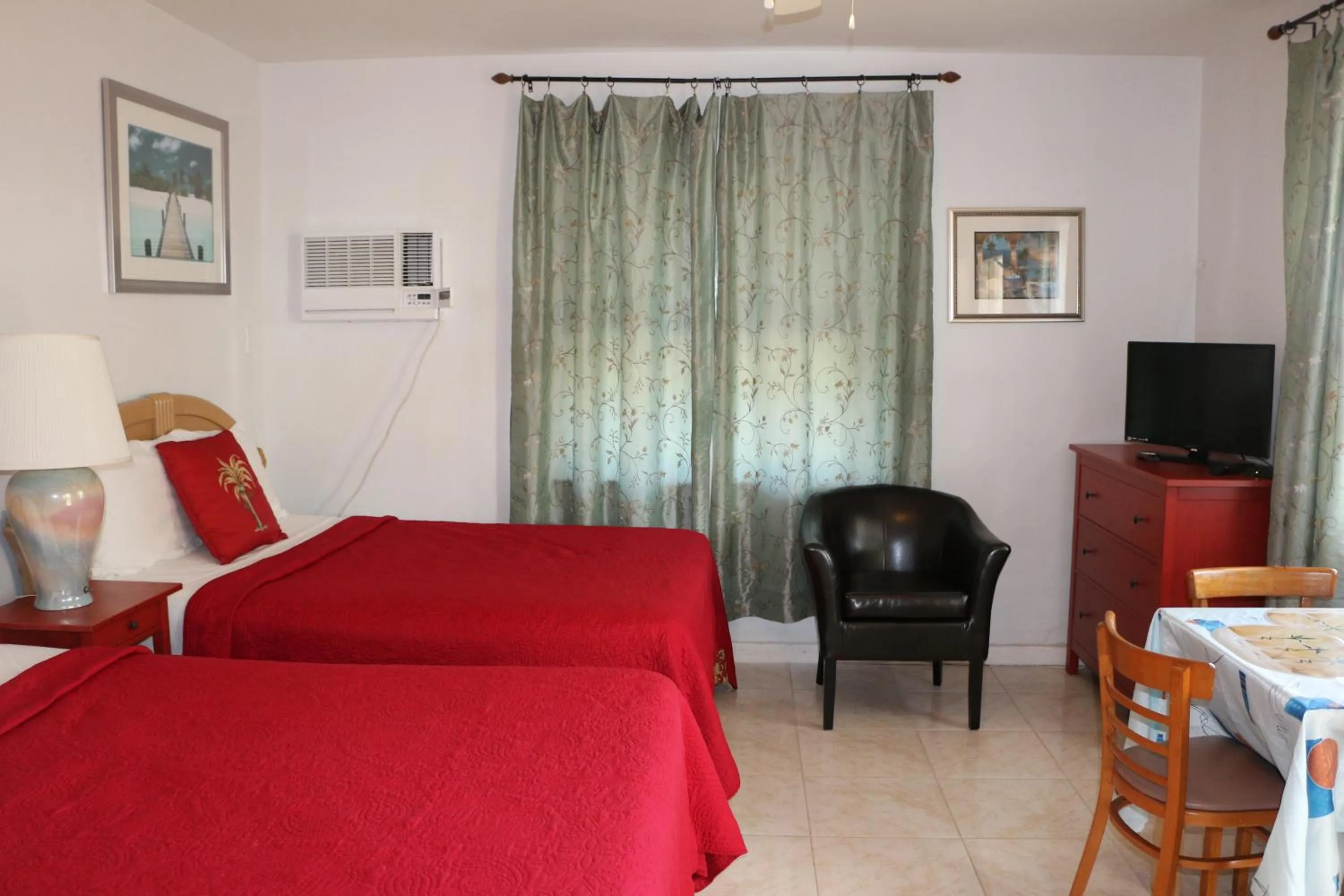 Photo of the whole room, Bed in Breakaway Inn Guest House