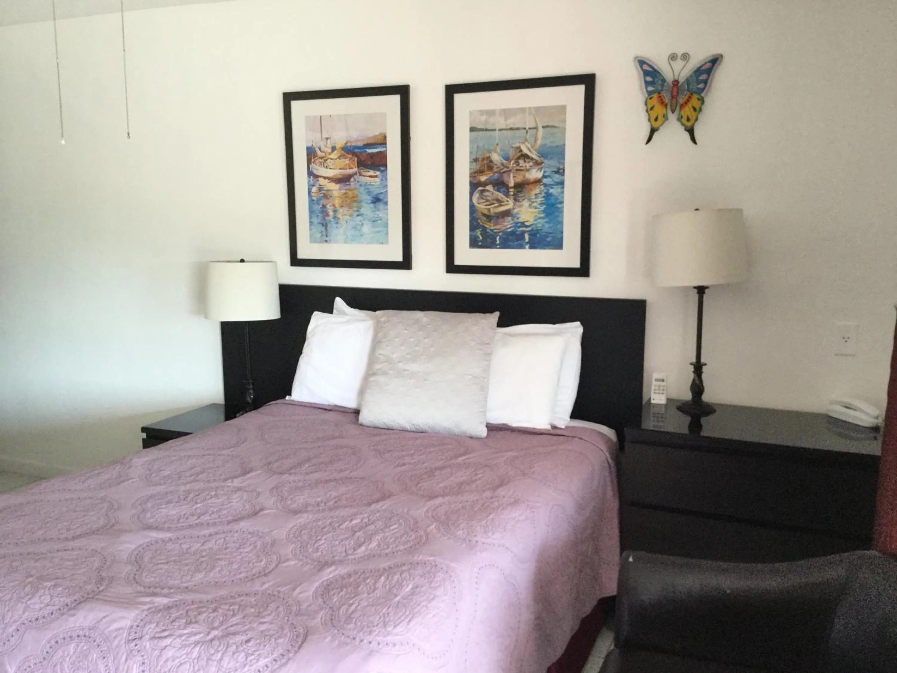 Bed in Breakaway Inn Guest House