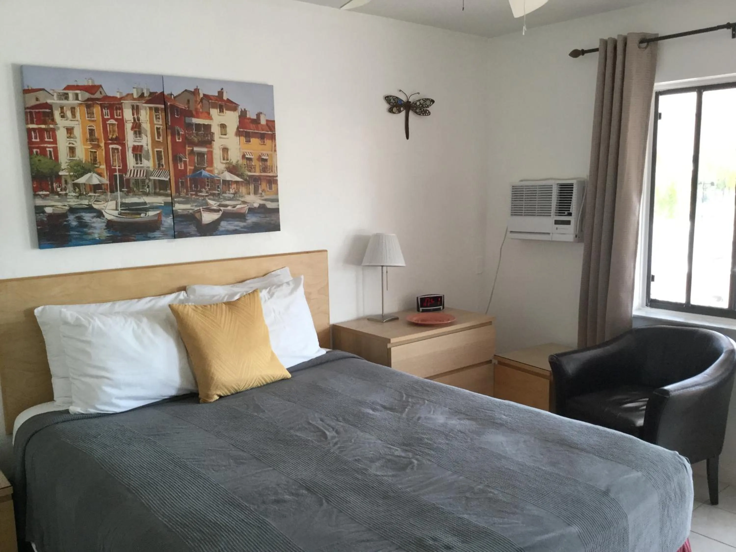 Bed in Breakaway Inn Guest House