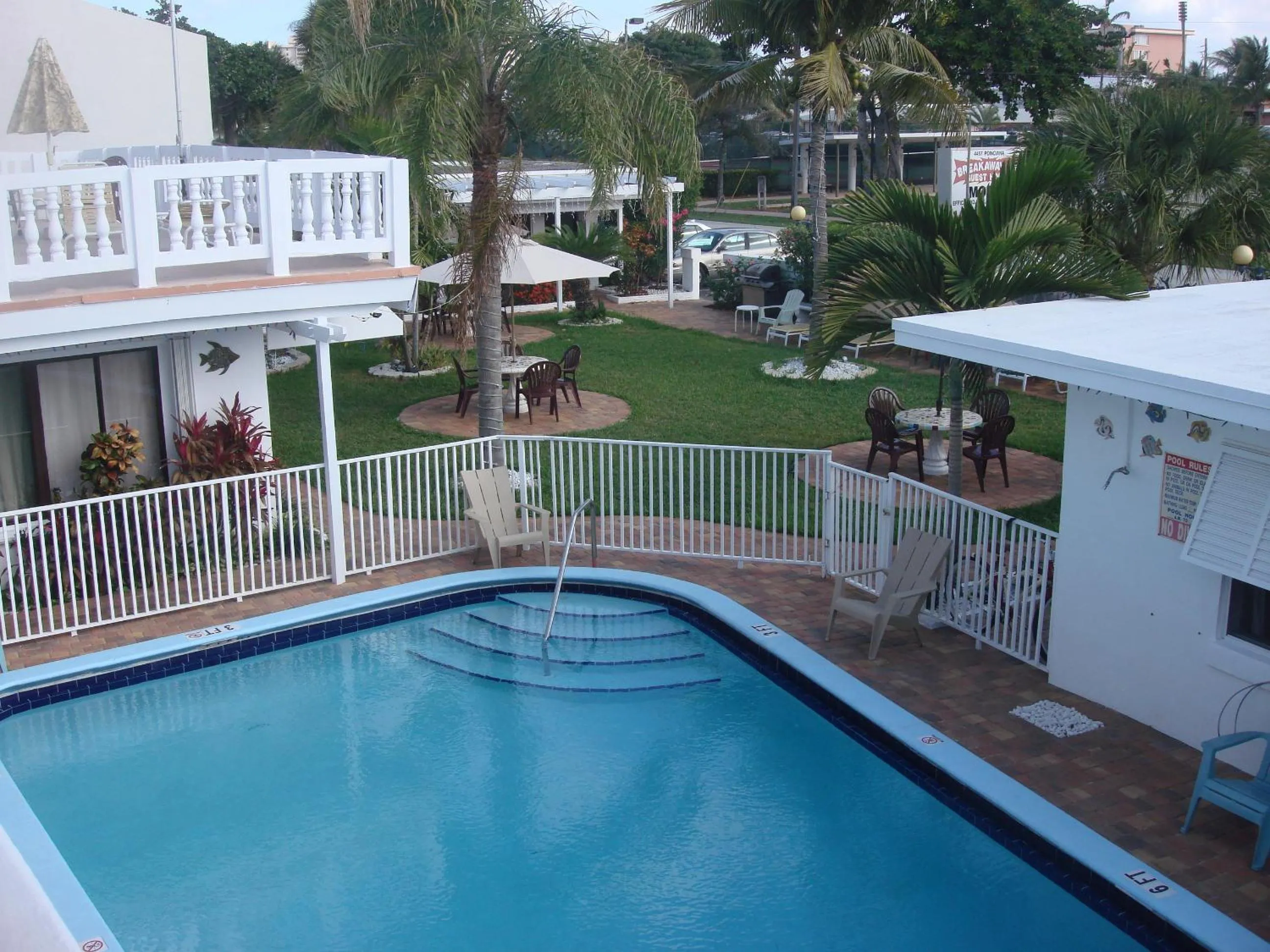 Swimming pool in Breakaway Inn Guest House