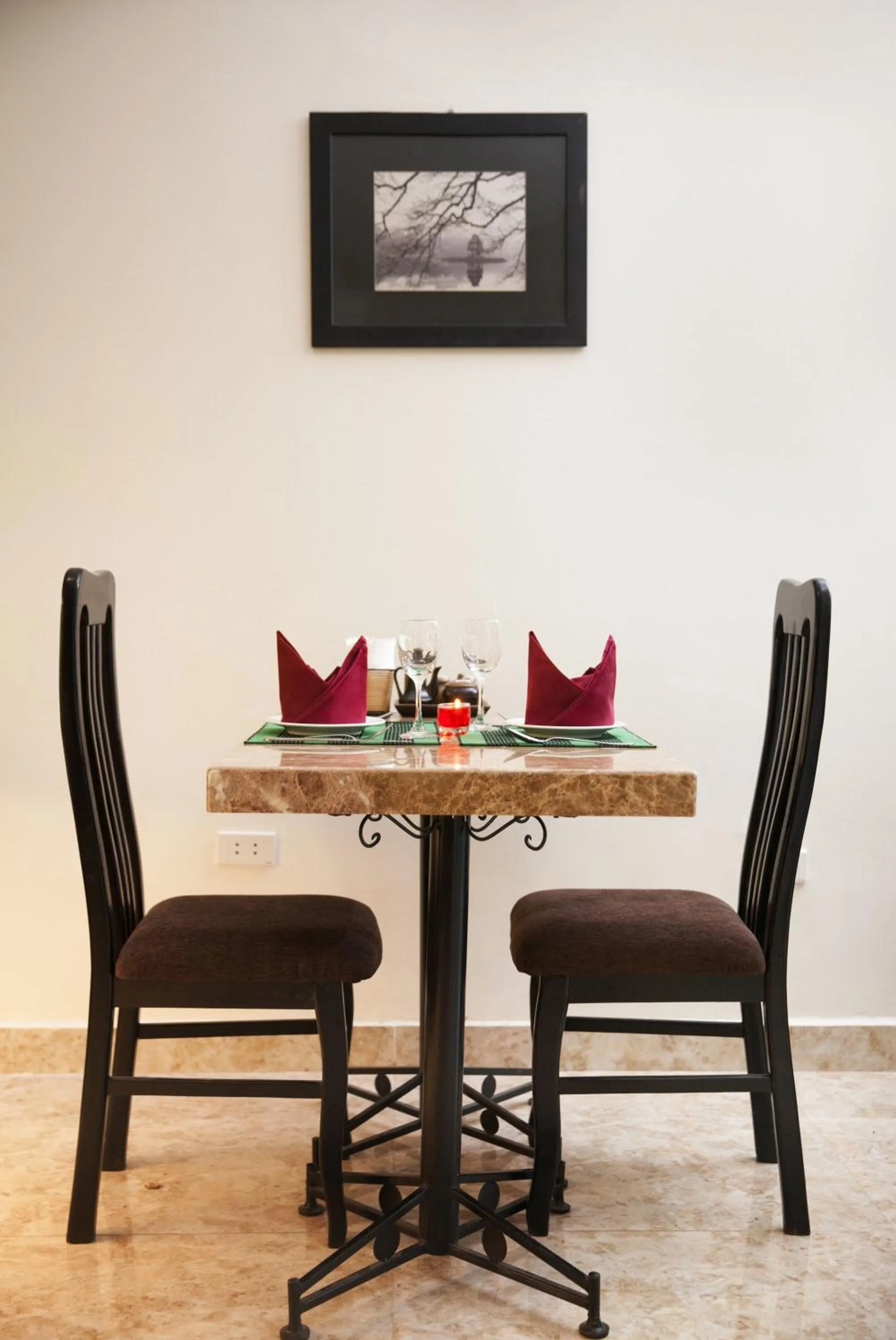 Restaurant/places to eat in Serenity Villa Hotel