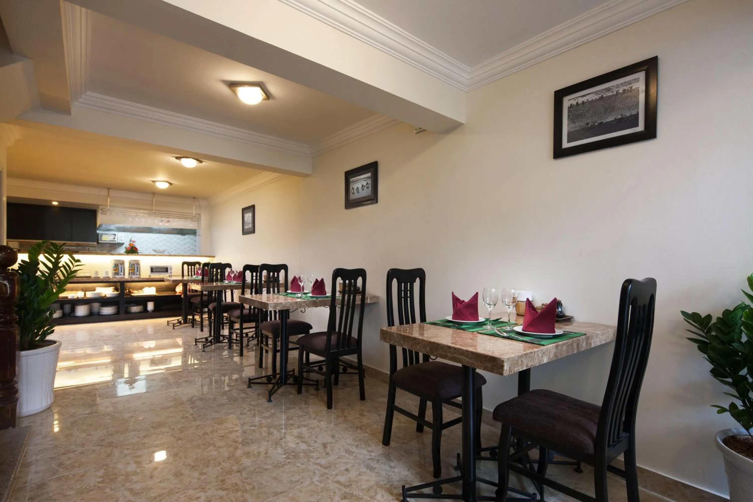 Restaurant/places to eat in Serenity Villa Hotel