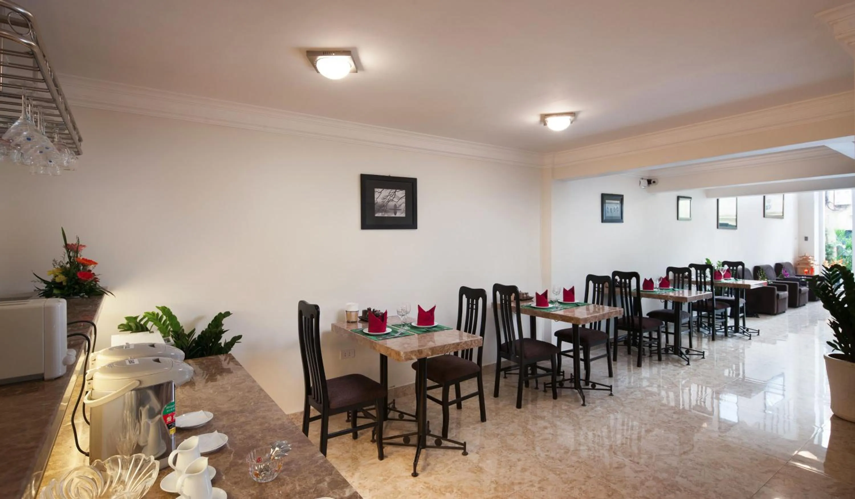 Restaurant/places to eat in Serenity Villa Hotel