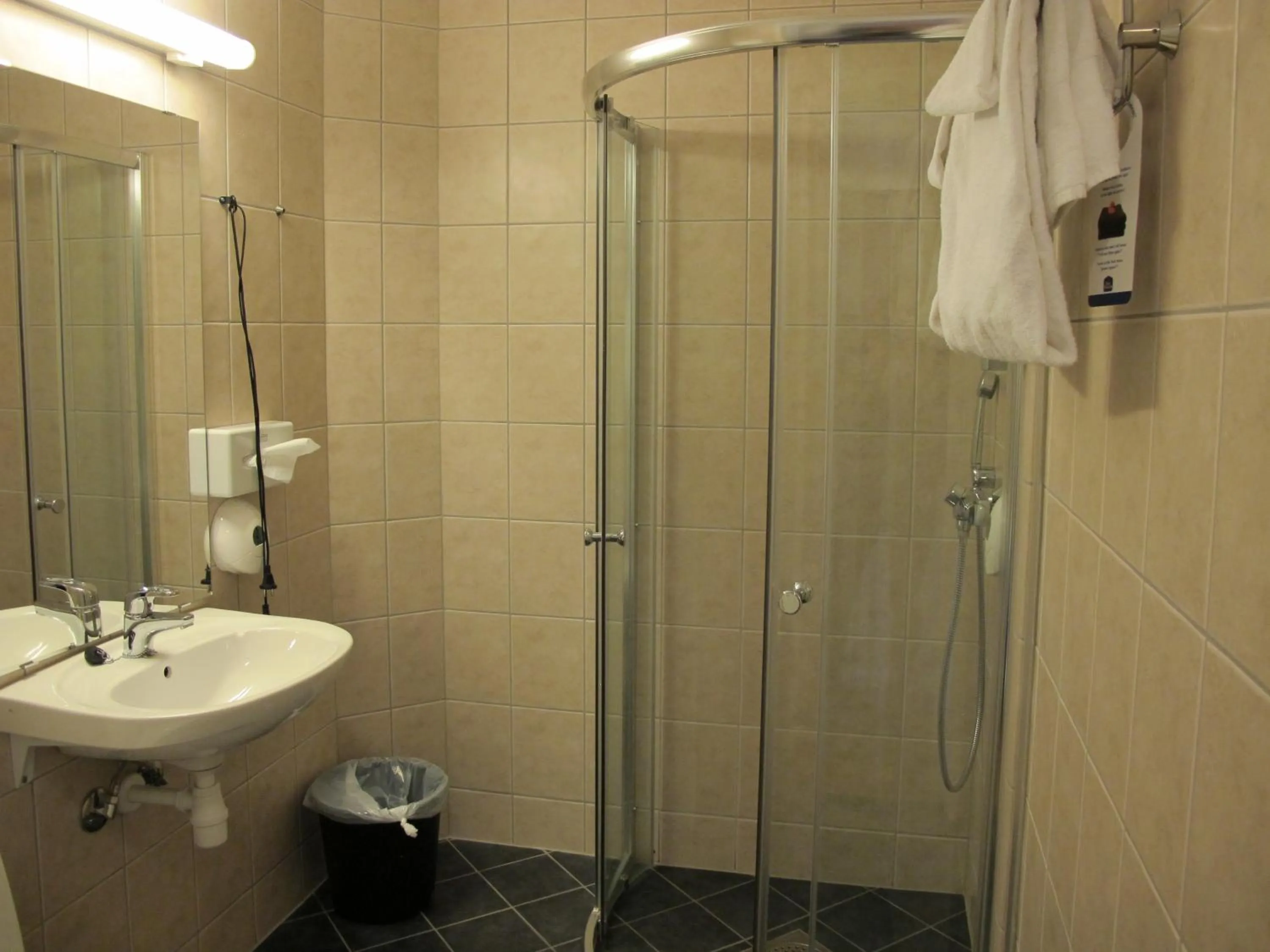 Shower in Chesterfield Hotel