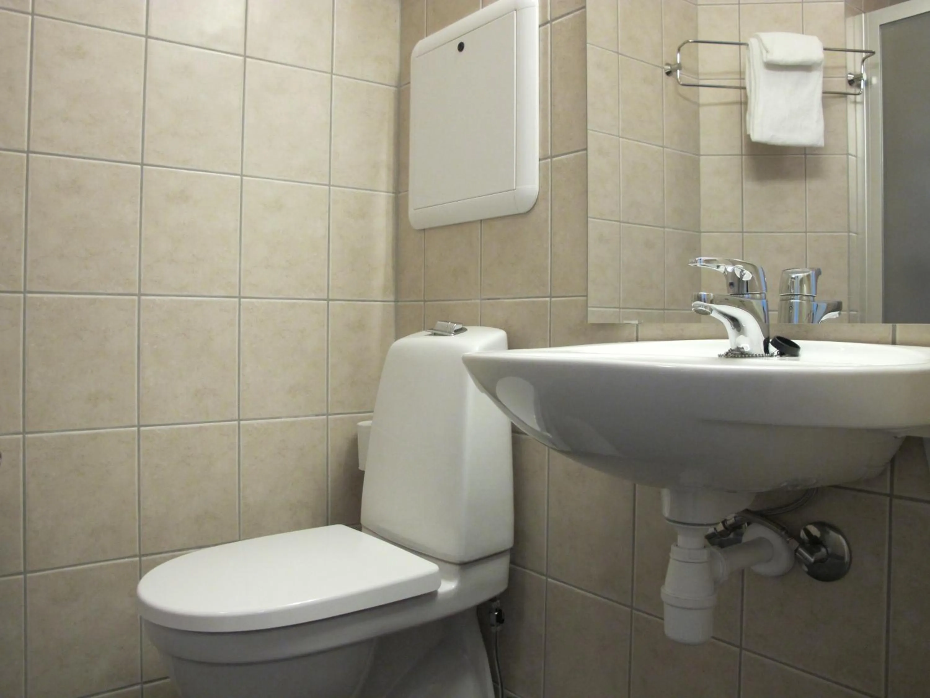 Toilet in Chesterfield Hotel