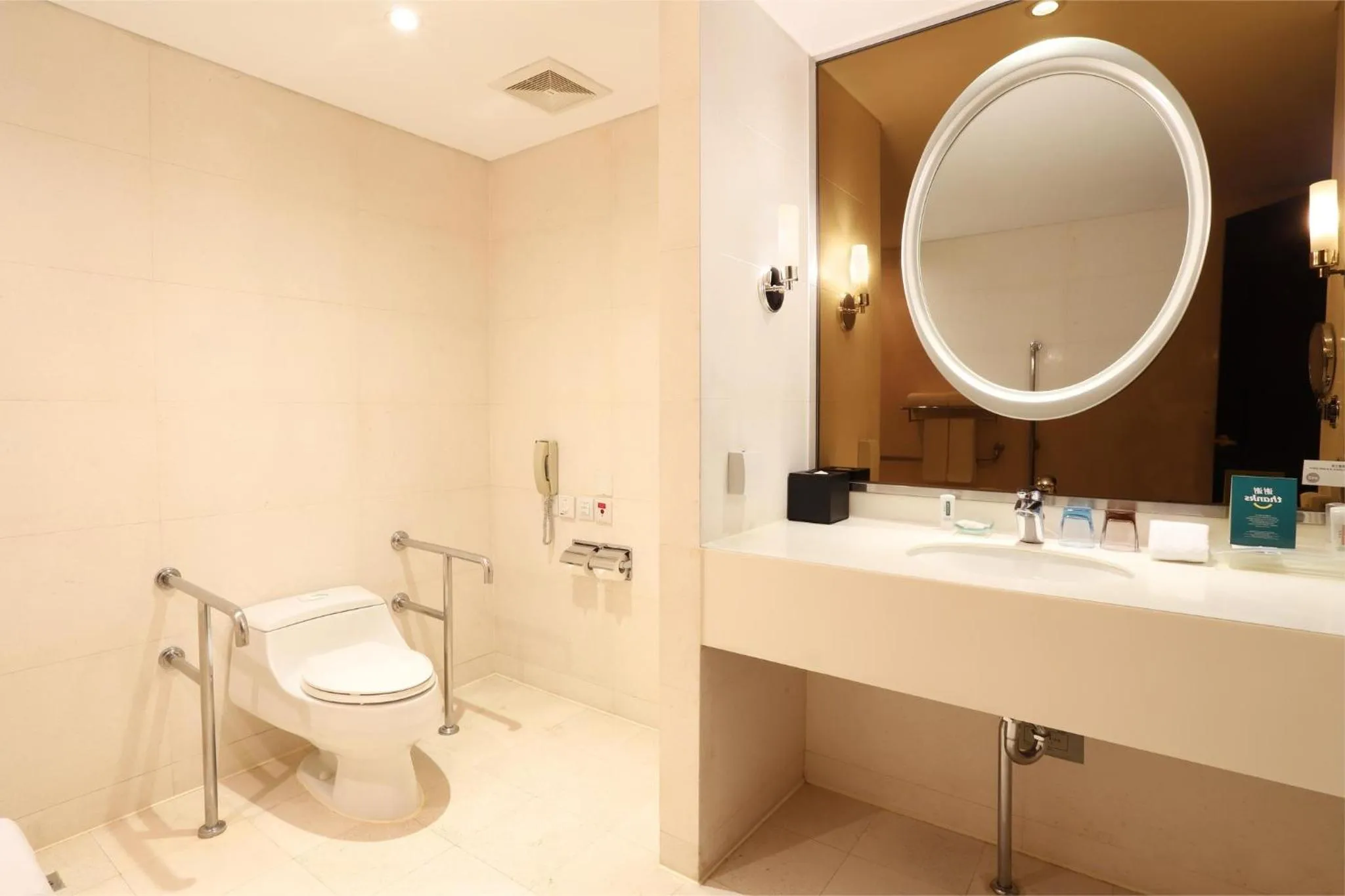 Photo of the whole room in Holiday Inn Shanghai Pudong Nanpu by IHG