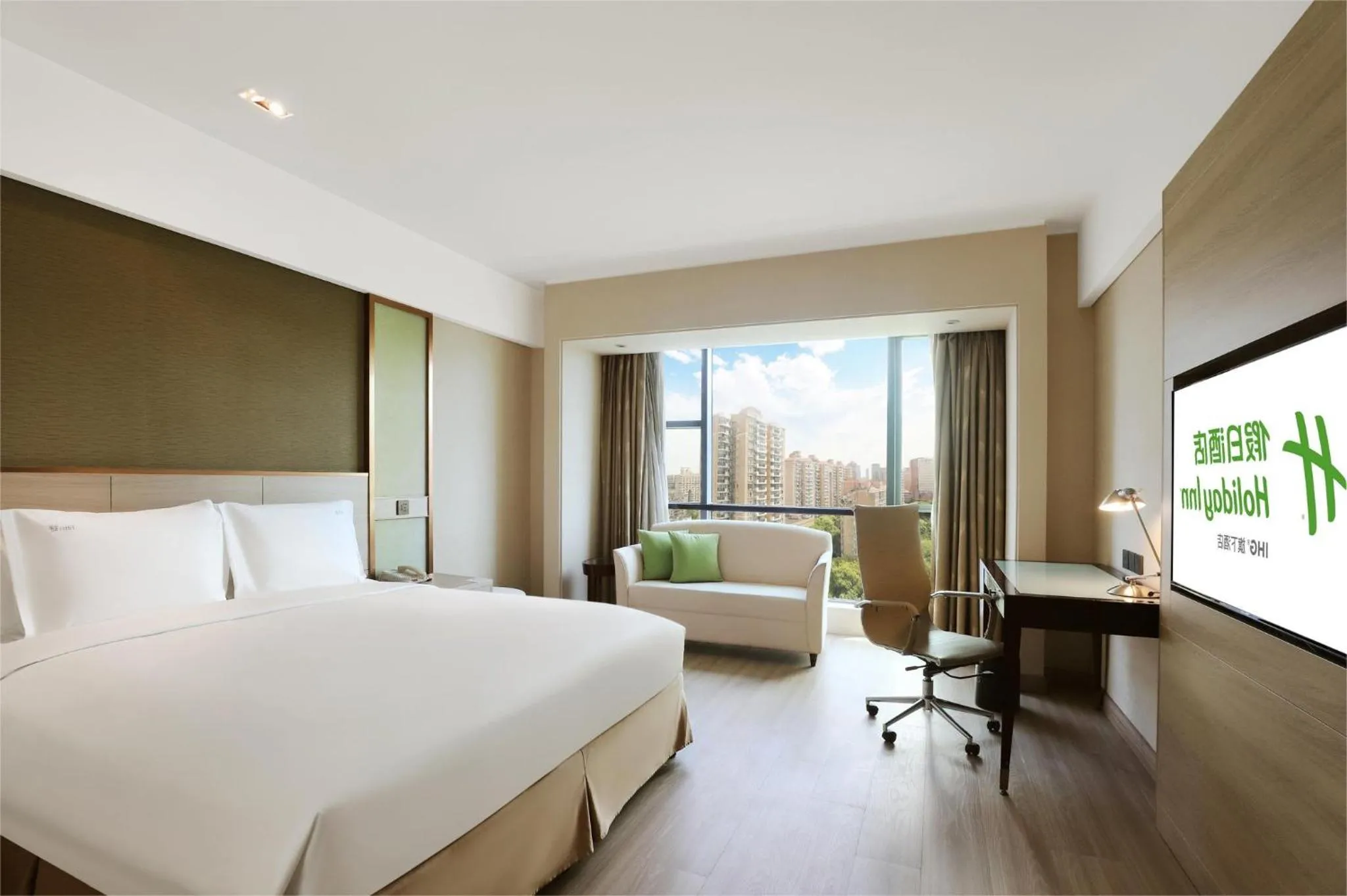 Photo of the whole room, Bed in Holiday Inn Shanghai Pudong Nanpu by IHG