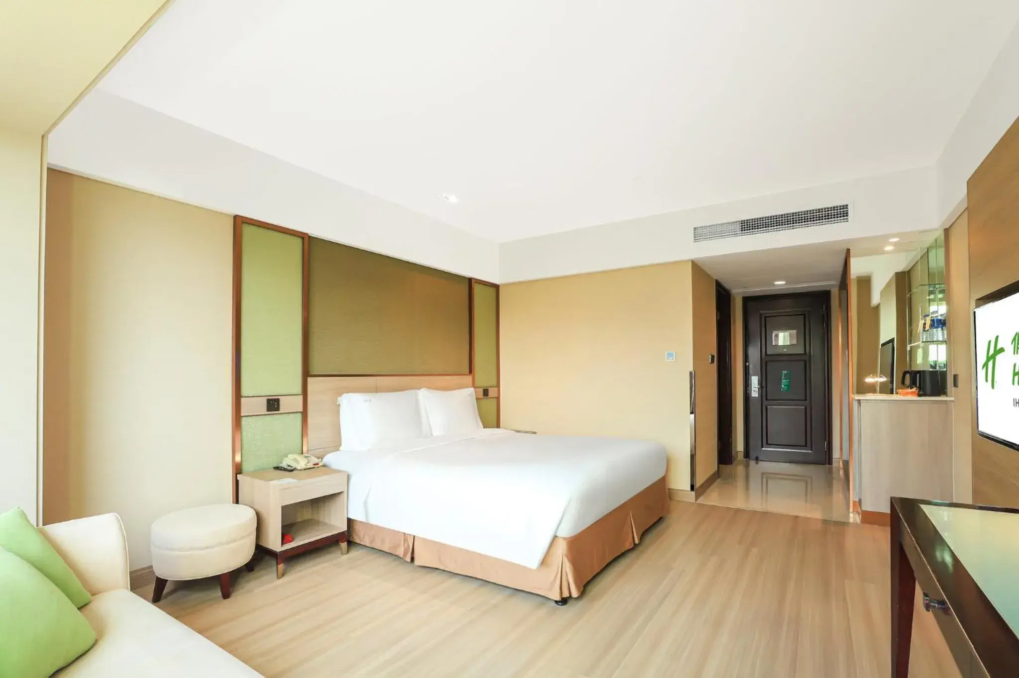 Photo of the whole room, Bed in Holiday Inn Shanghai Pudong Nanpu by IHG Photo of the whole room, Bed in Holiday Inn Shanghai Pudong Nanpu by IHG