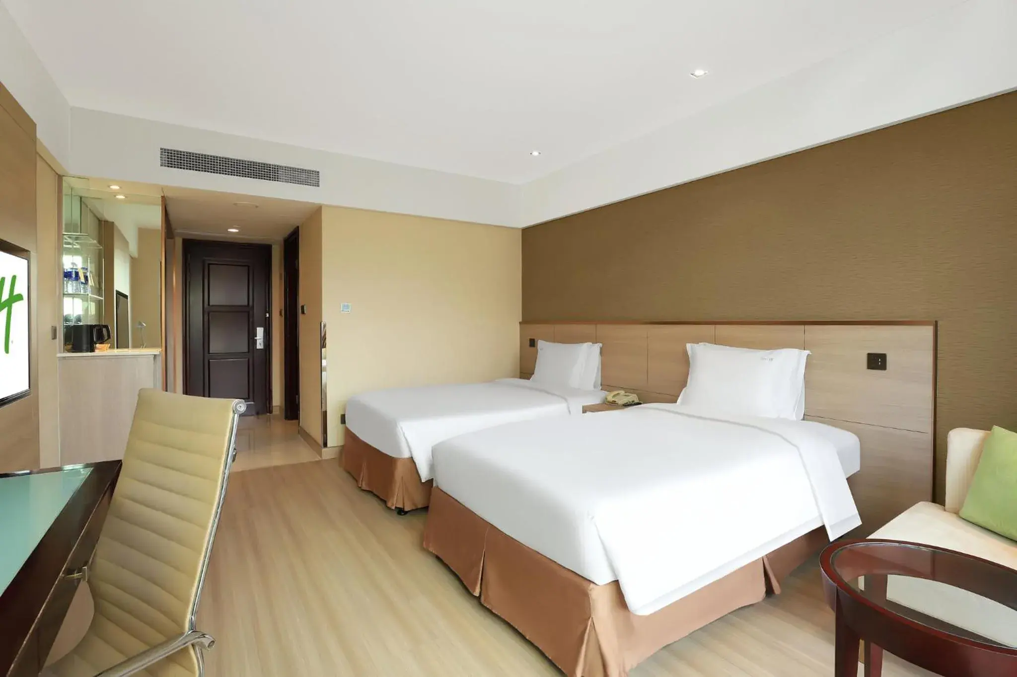 Photo of the whole room, Bed in Holiday Inn Shanghai Pudong Nanpu by IHG Photo of the whole room, Bed in Holiday Inn Shanghai Pudong Nanpu by IHG