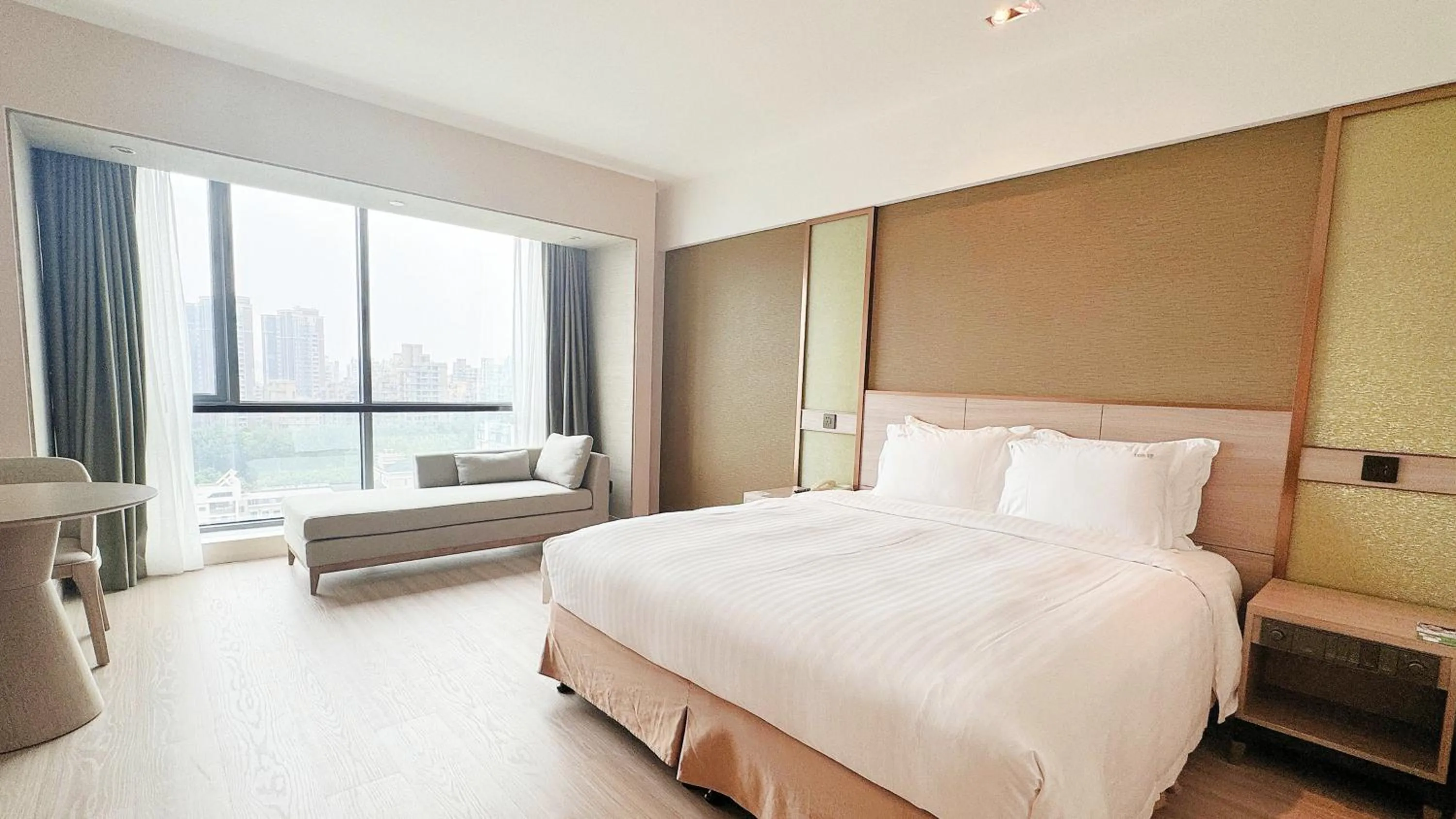 Photo of the whole room, Bed in Holiday Inn Shanghai Pudong Nanpu by IHG